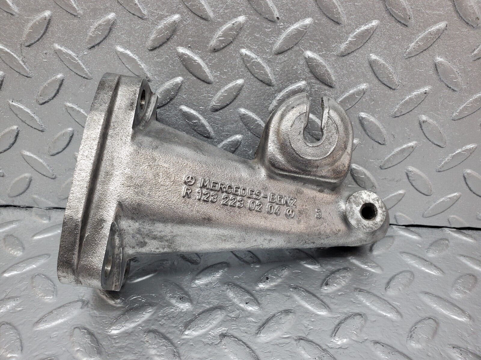 45429 Mercedes-Benz 280E M110.983 Engine Mount Bracket Left Side 1232230204