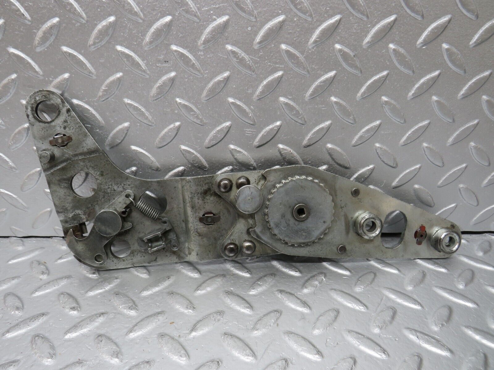 33209 Mercedes-Benz R107 Front Left Seat Hinge Pair 0009107685 0009107986