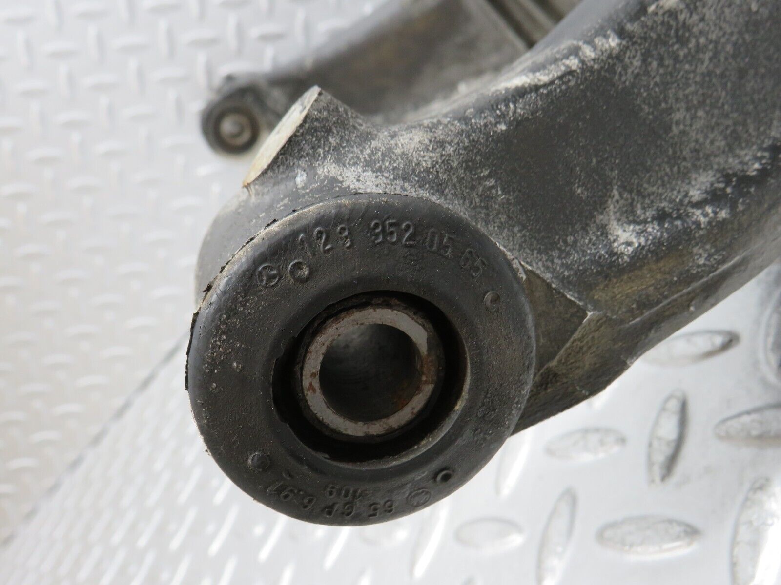 39312 Mercedes-Benz R107 500SL Trailing Arm Control Arm Rear Right 1263520504