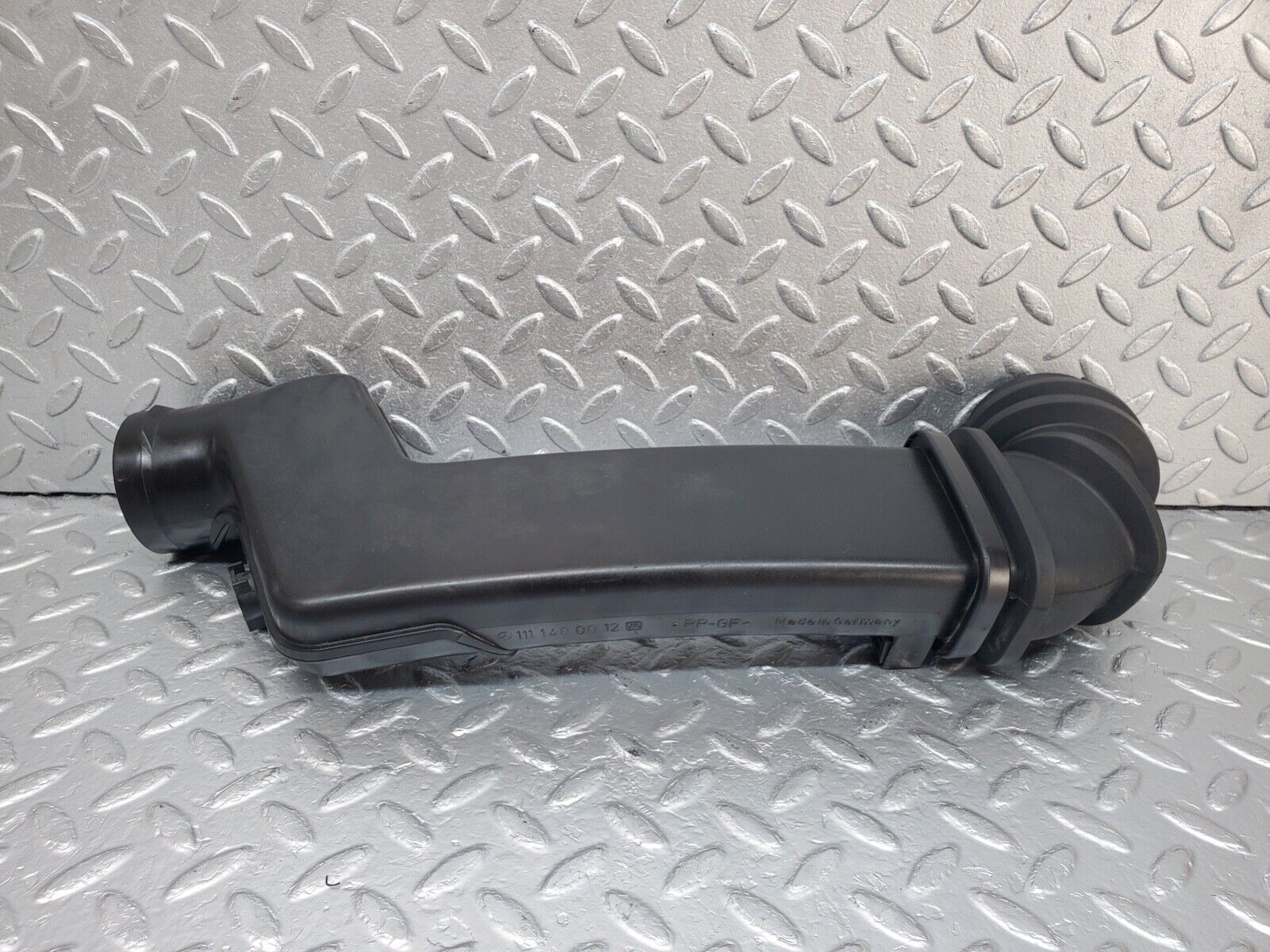 44588 Mercedes-Benz W124 220E Air Intake Pipe 1111400012 1110940091