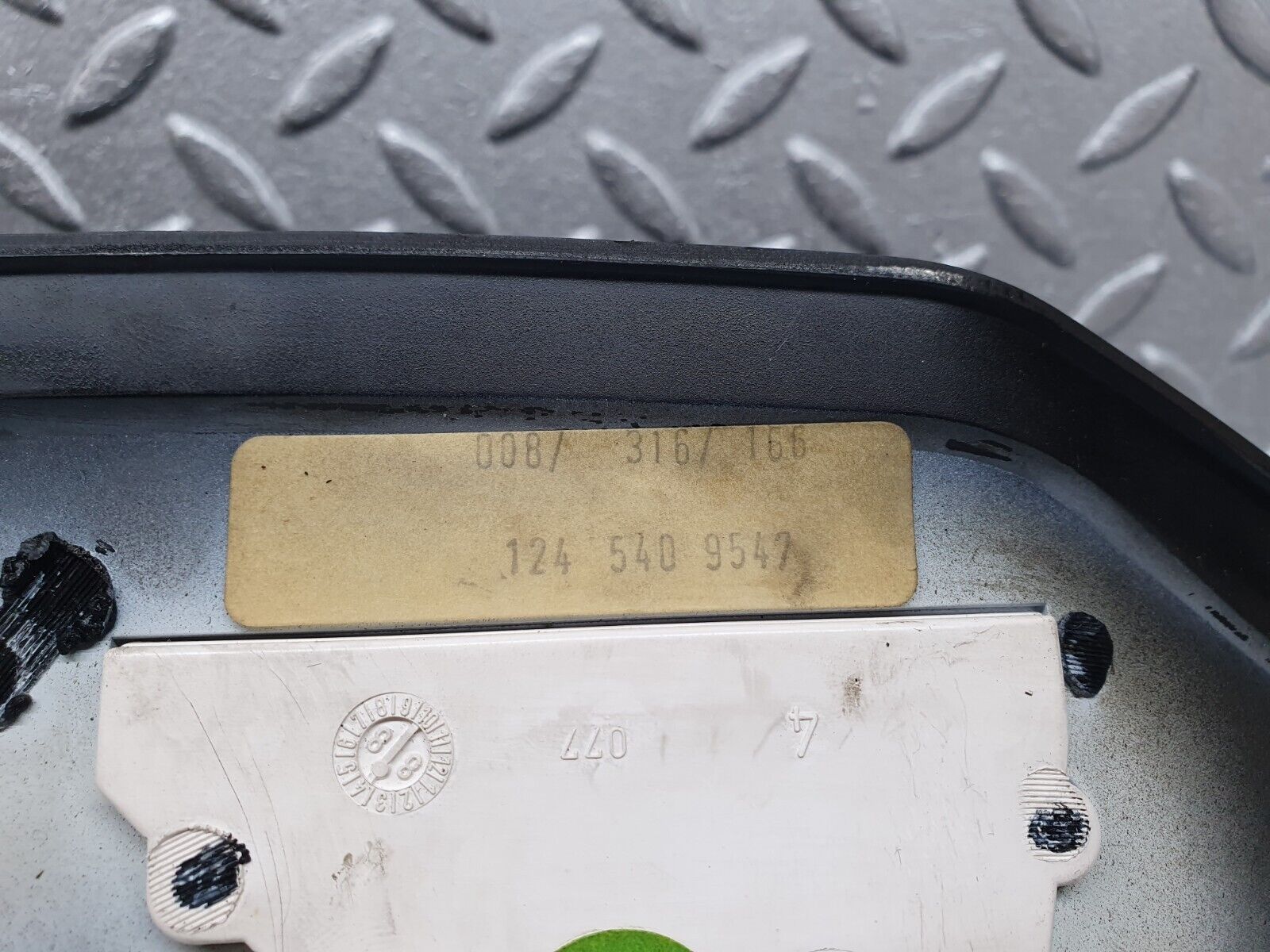 41389 Mercedes-Benz W124 200E Instrument Cluster 1245427406 1245409542