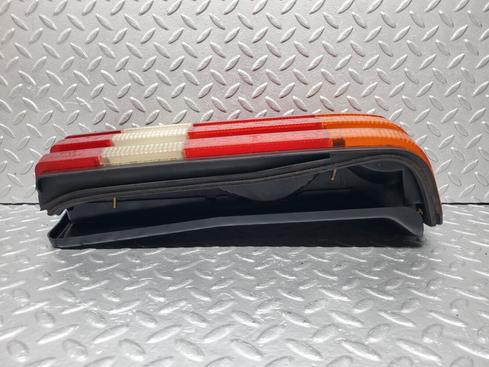 45828 Mercedes-Benz W126 420SE Tail Light & Bulb Holder Left Side 22072