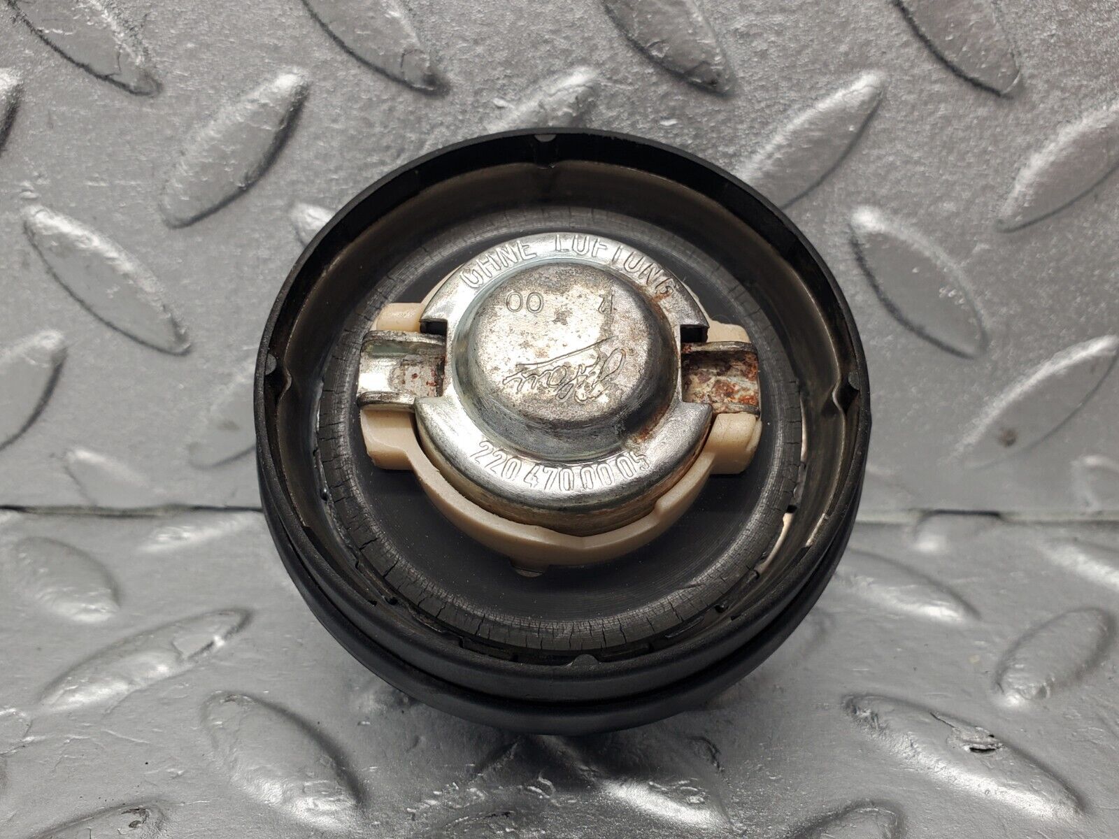 46110 Mercedes-Benz W220 S430 Fuel Tank Cap 2204700005