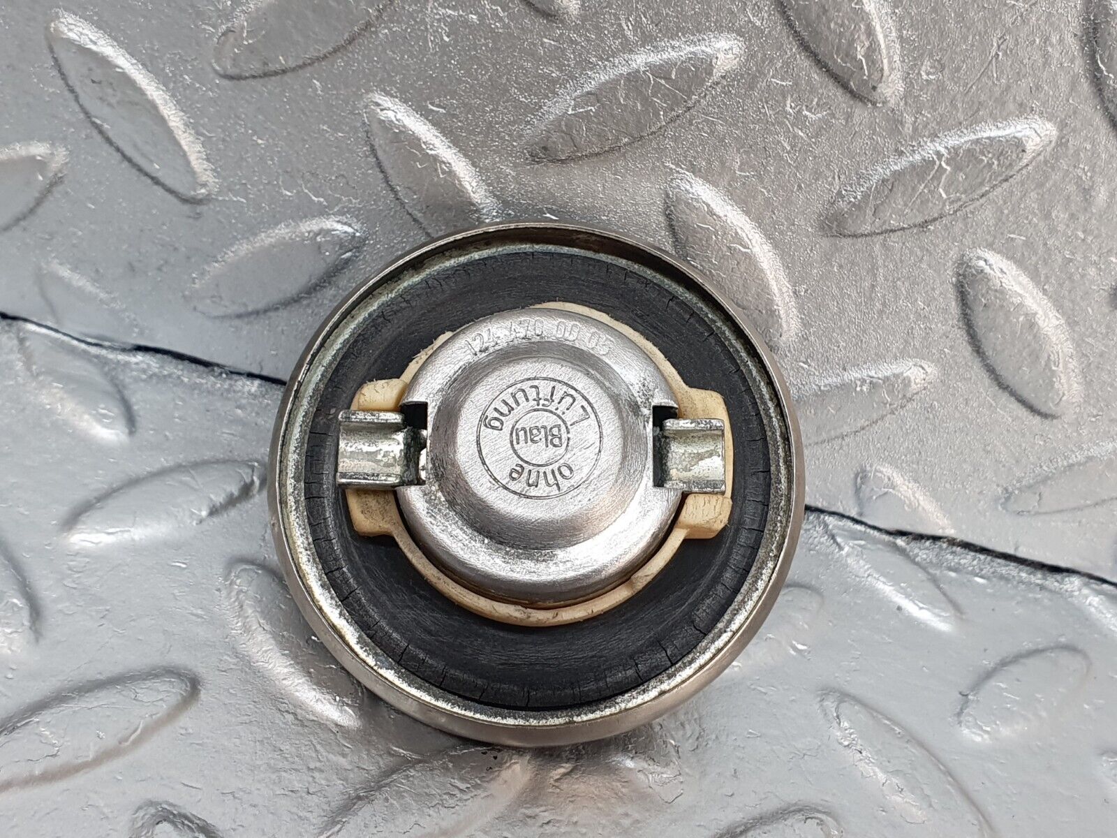 42893 Mercedes-Benz W201 190 2.0L Fuel Tank Cap 1244700005