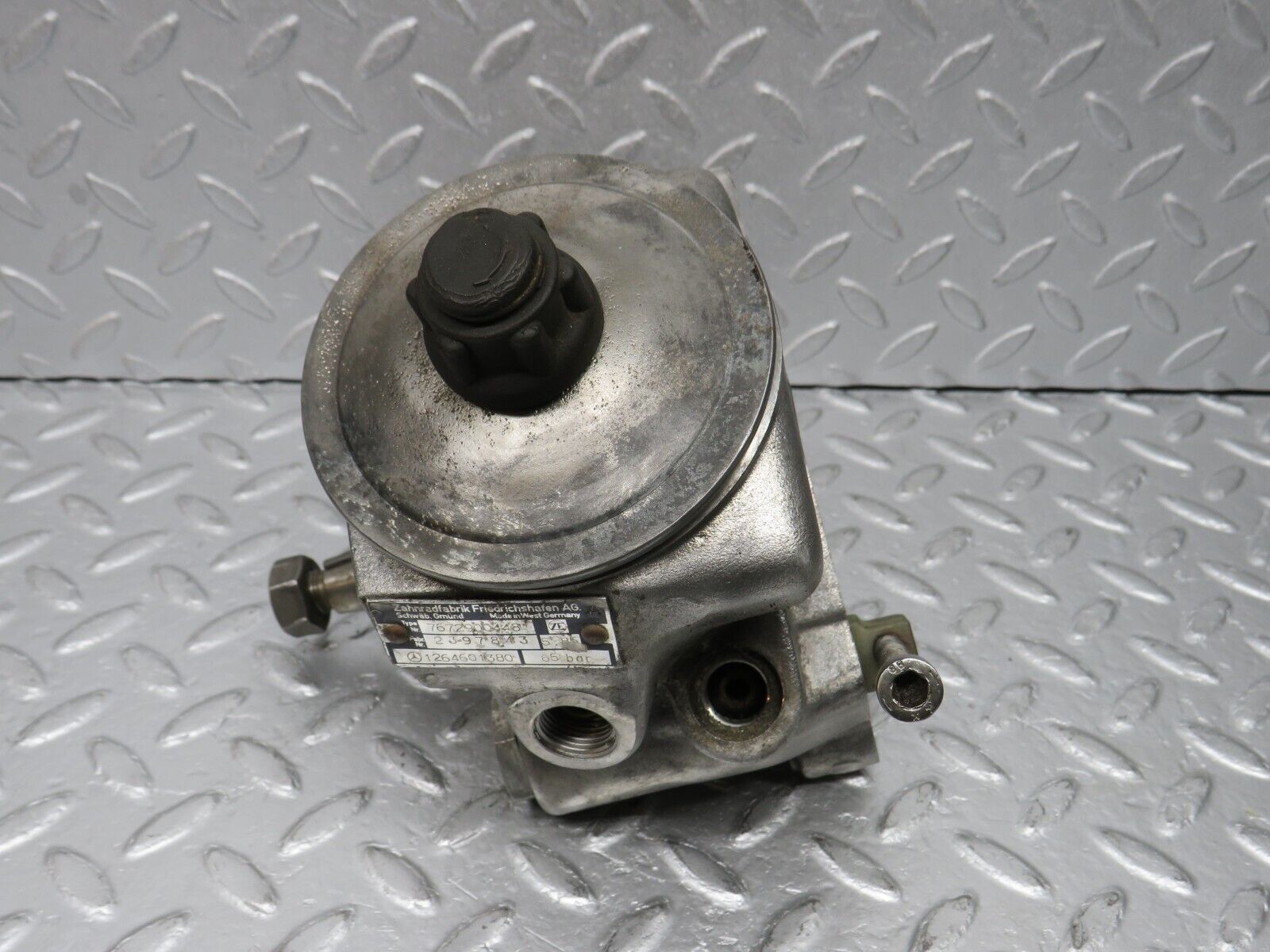 39224 Mercedes-Benz R107 500SL Power Steering Pump 1264601380 7672900448
