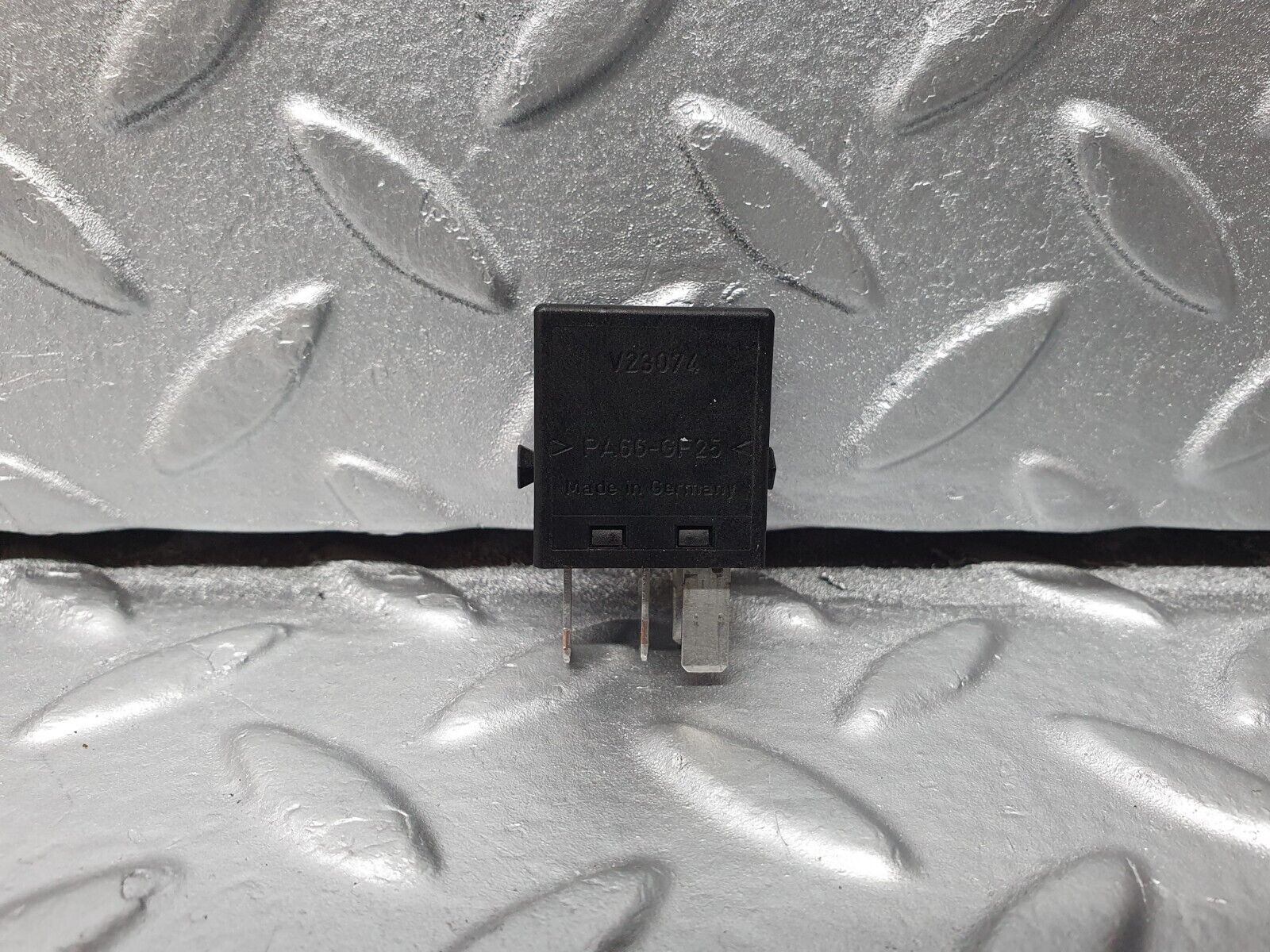 41795 Mercedes-Benz W202 C200 Indicator Relay 0025421119