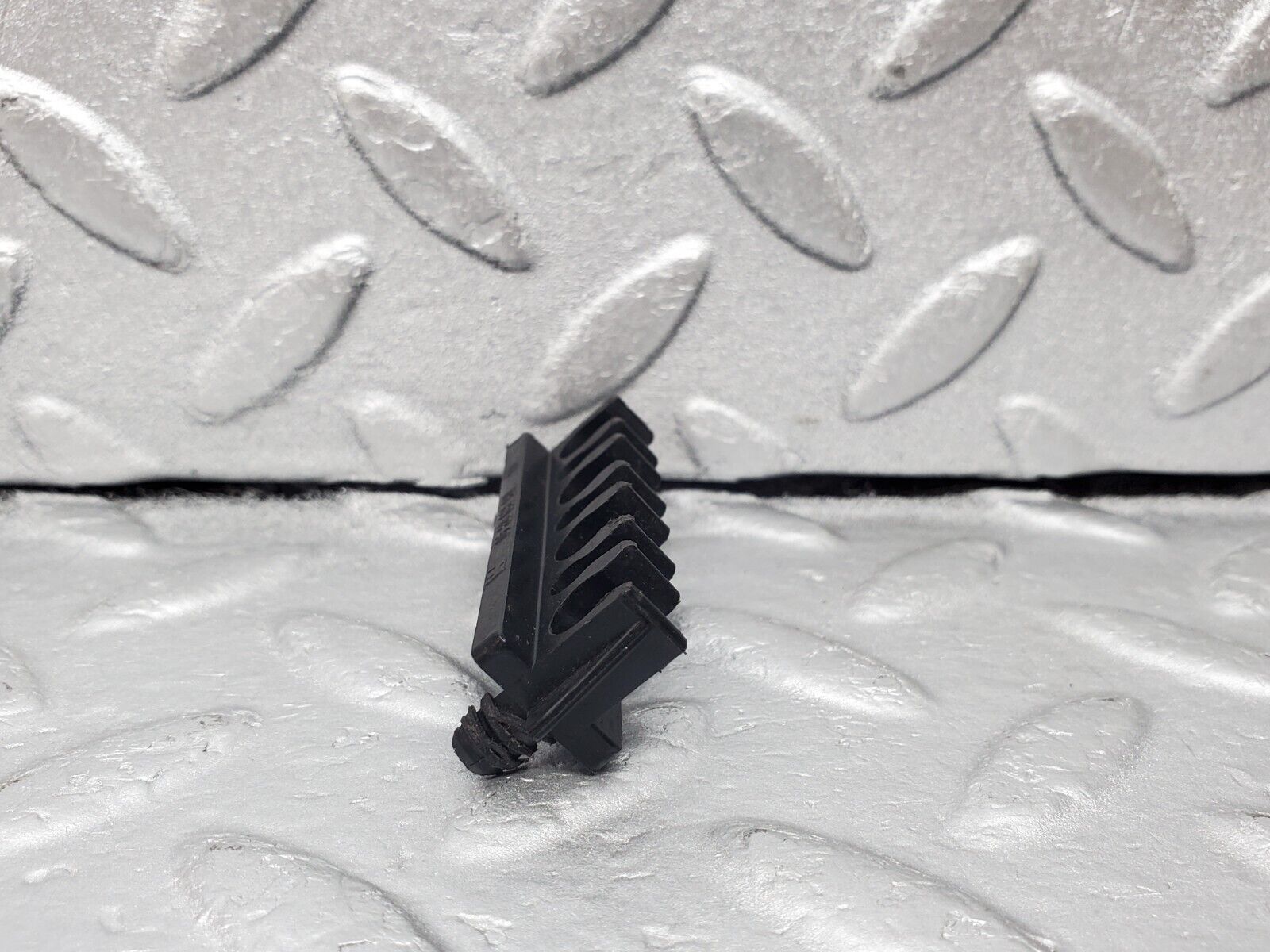 45884 Mercedes-Benz W126 420SE Ignition Lead Holder Bracket 1161590340