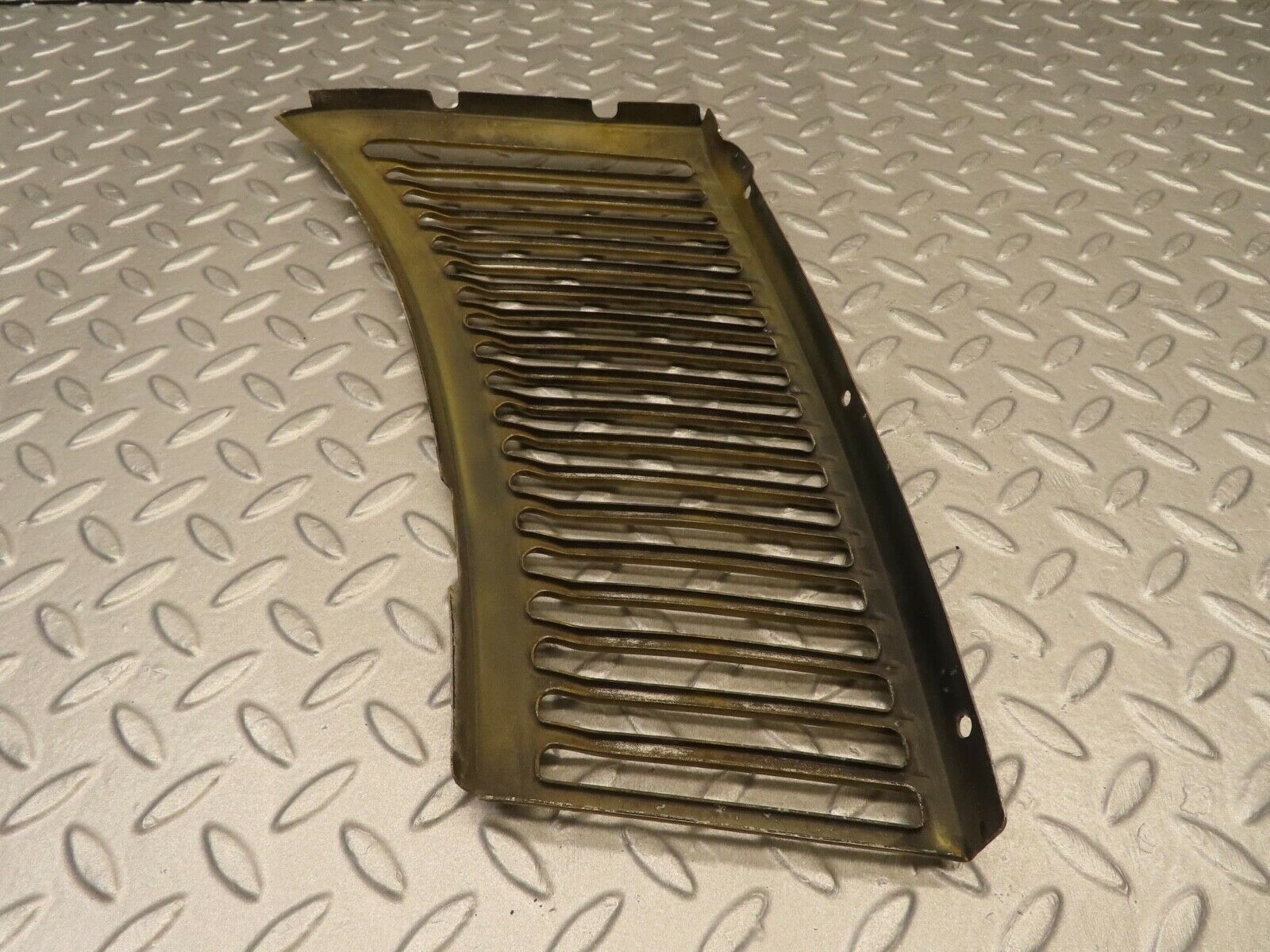 11814 Mercedes-Benz R107 450SL Air Intake Grill Right Side