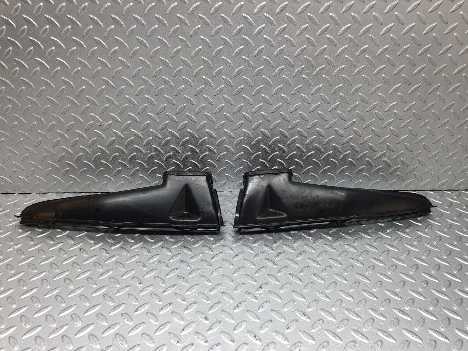 43886 Mercedes-Benz C123 230CE Coupe Air Duct Vent 2x 1238300219 1238300119