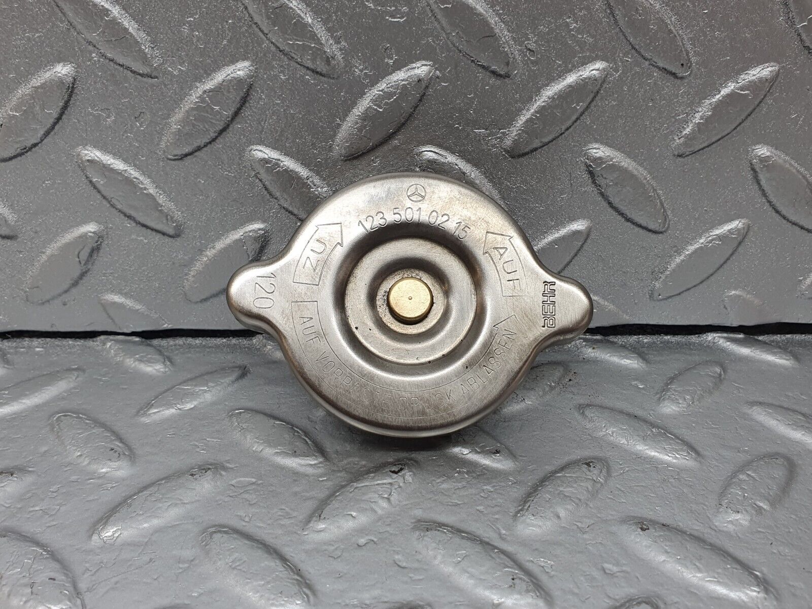 43123 Mercedes-Benz W108 280SE Radiator Cap Behr 1235010215