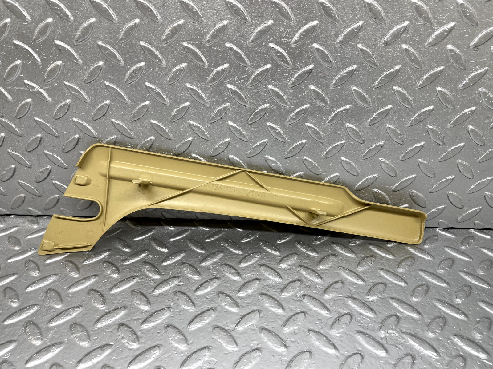 44281 Mercedes-Benz W123 280E Front Right Seat Cover Trim Beige 1239193120