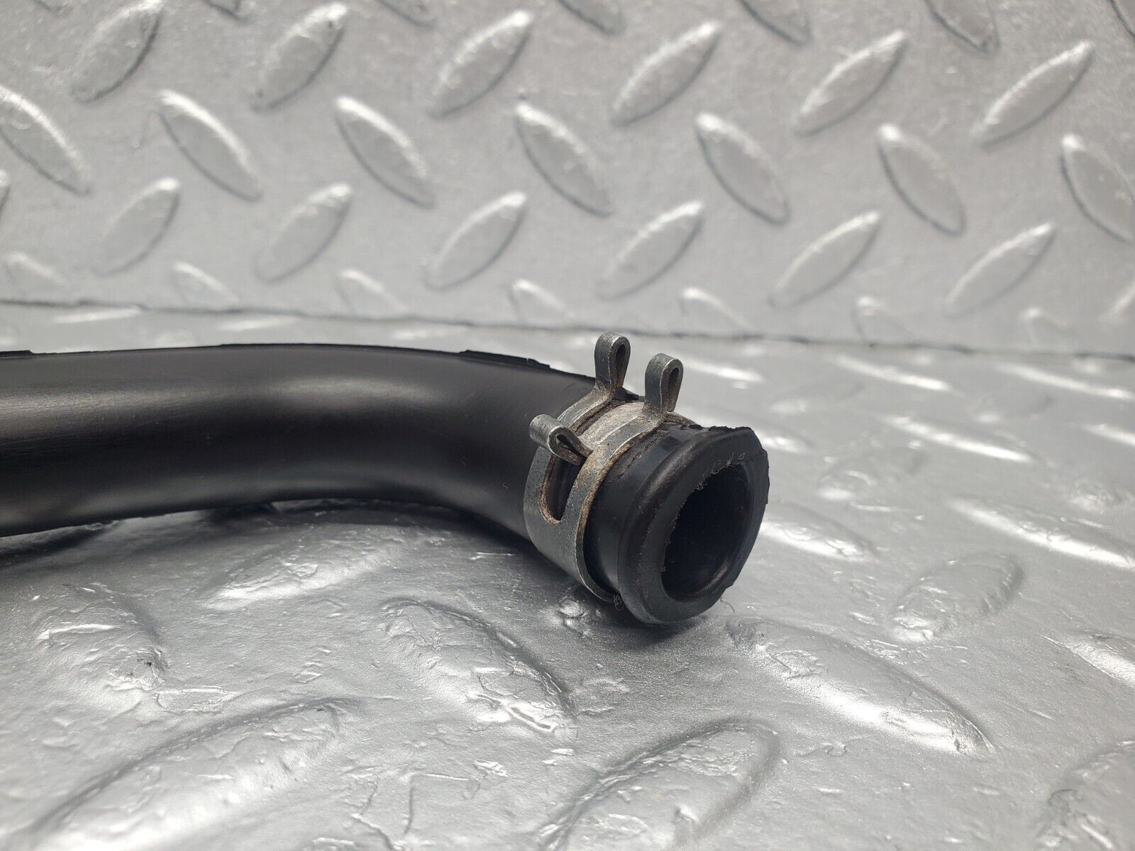 46208 Mercedes-Benz W124 280E Crankcase Breather Hose Pipe 2X 1040943582 1040943682