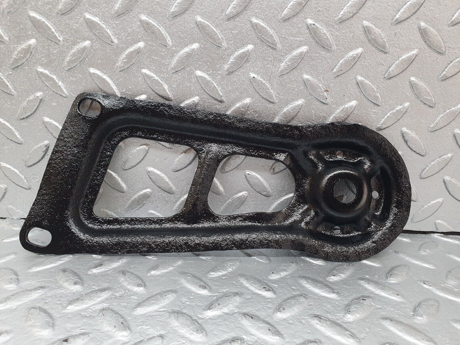 43893 Mercedes-Benz C123 230CE Coupe Rear Suspension Axle Mounting Bracket