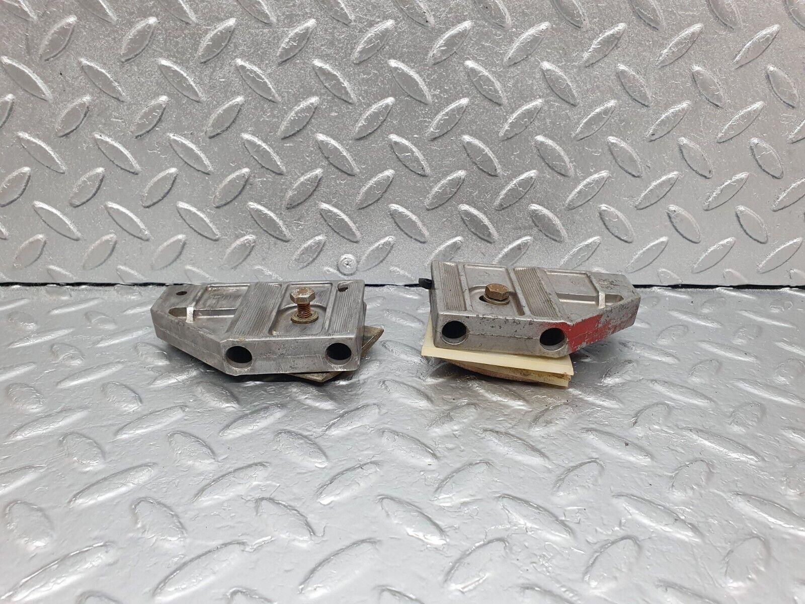 43581 Mercedes-Benz C126 380SEC Coupe Door Window Guide Bracket 1267250332