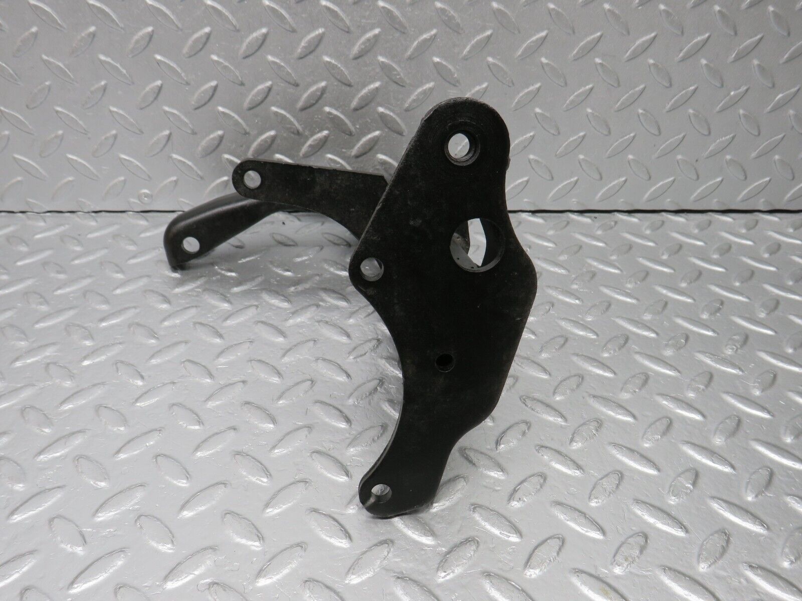 39290 Mercedes-Benz R107 500SL Air Condition Compressor Mount Bracket