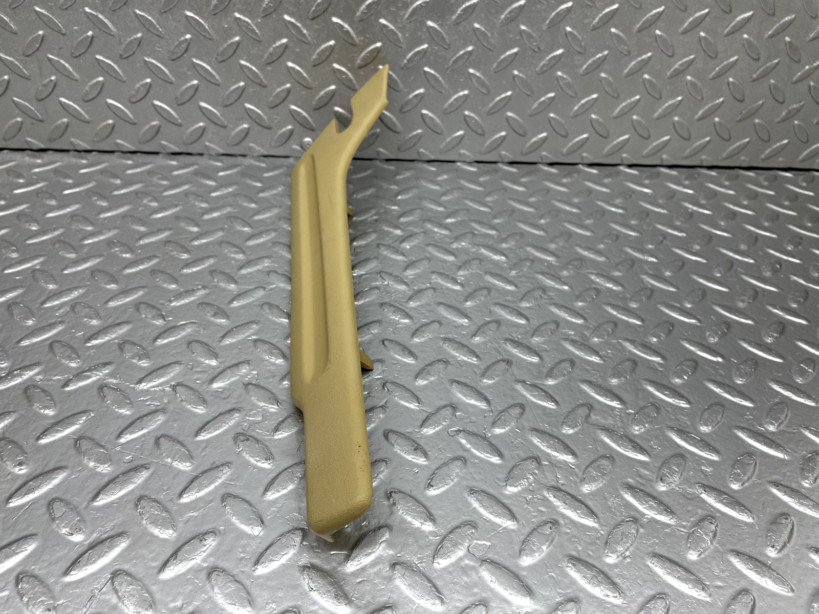 44281 Mercedes-Benz W123 280E Front Right Seat Cover Trim Beige 1239193120