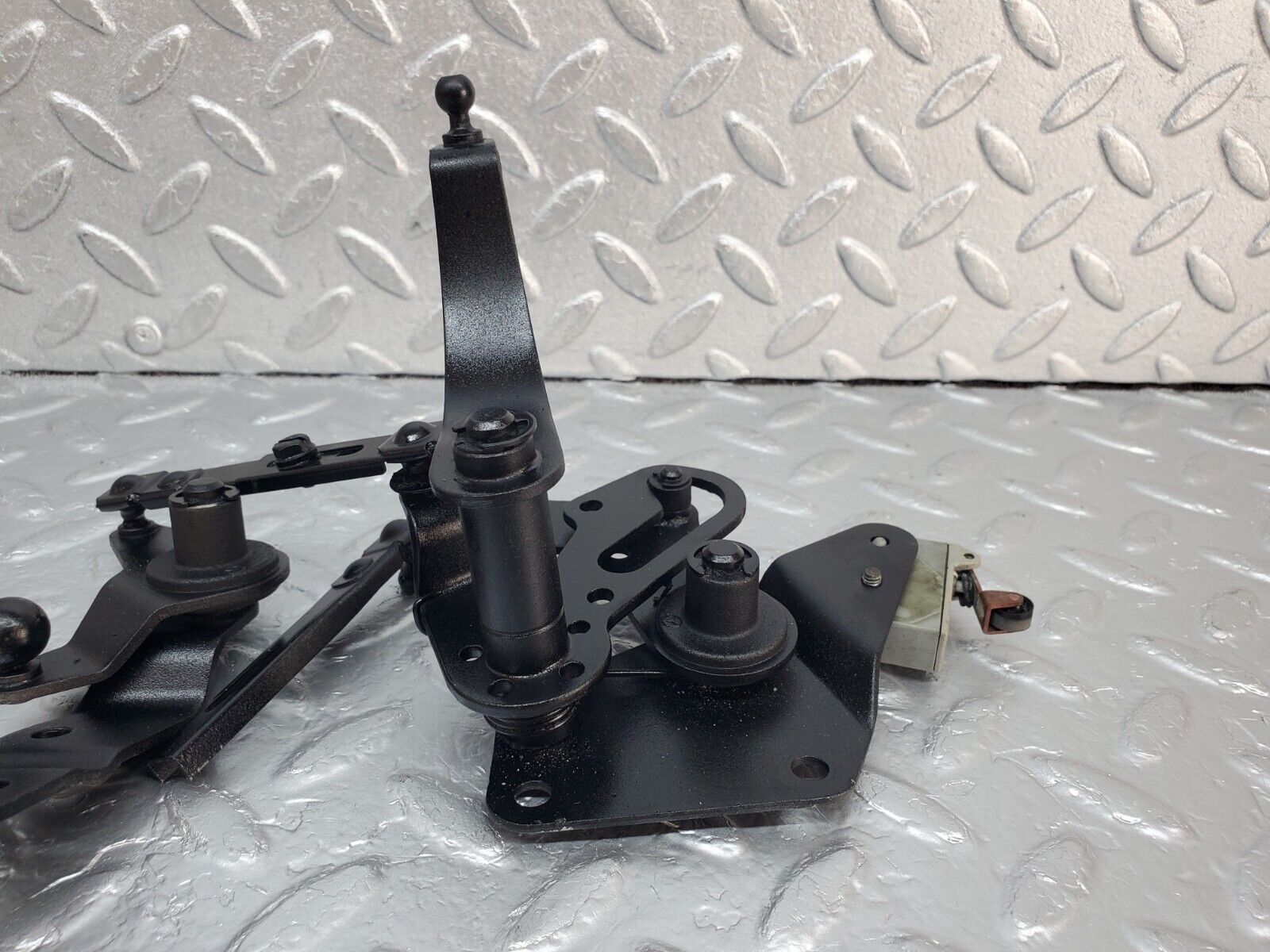 45411 Mercedes-Benz 280E M110.983 Throttle Linkage 0025450114