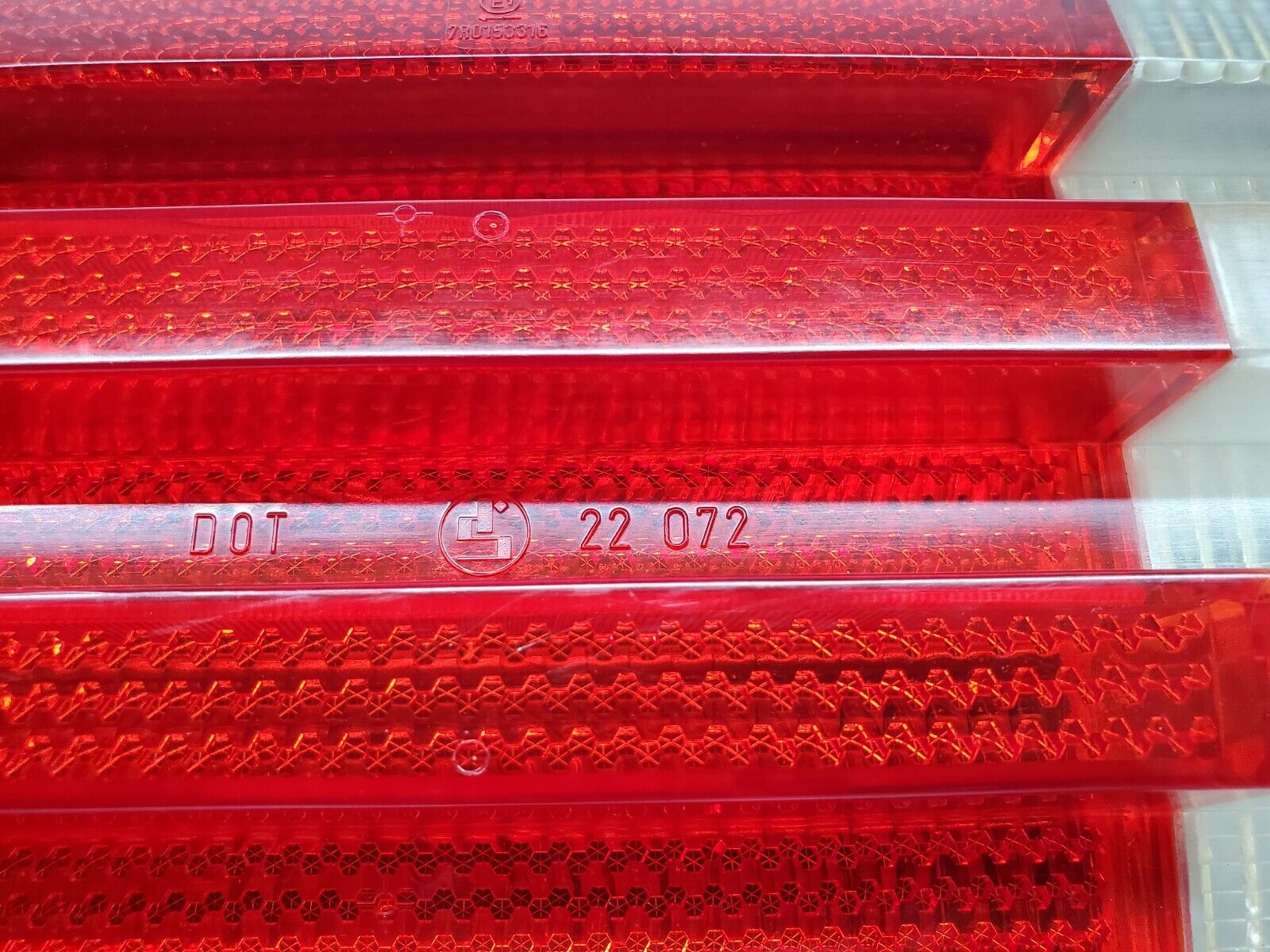 45828 Mercedes-Benz W126 420SE Tail Light & Bulb Holder Left Side 22072