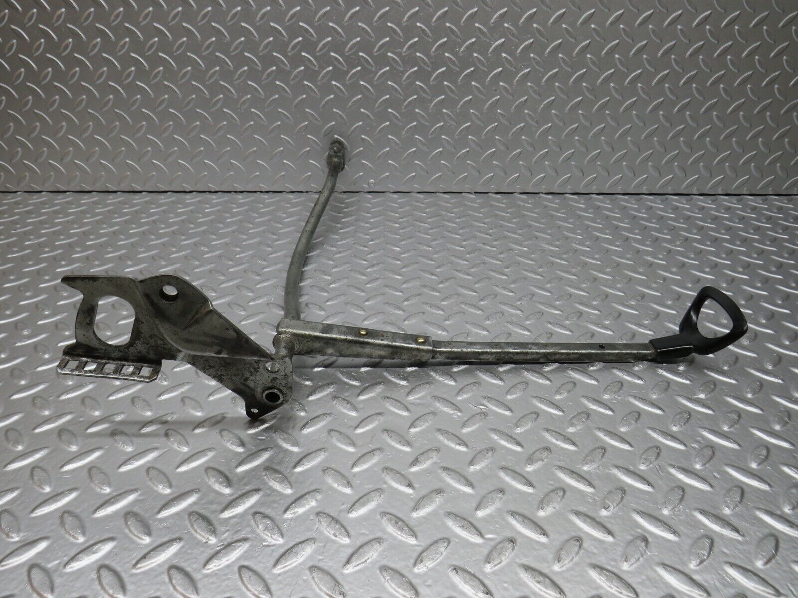 33204 Mercedes-Benz C107 R107 Front Left Seat Sliding Adjust Handle