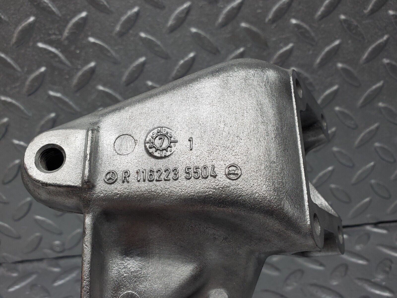 45924 Mercedes-Benz W126 420SE Engine Mount Bracket Right Side 1162235504