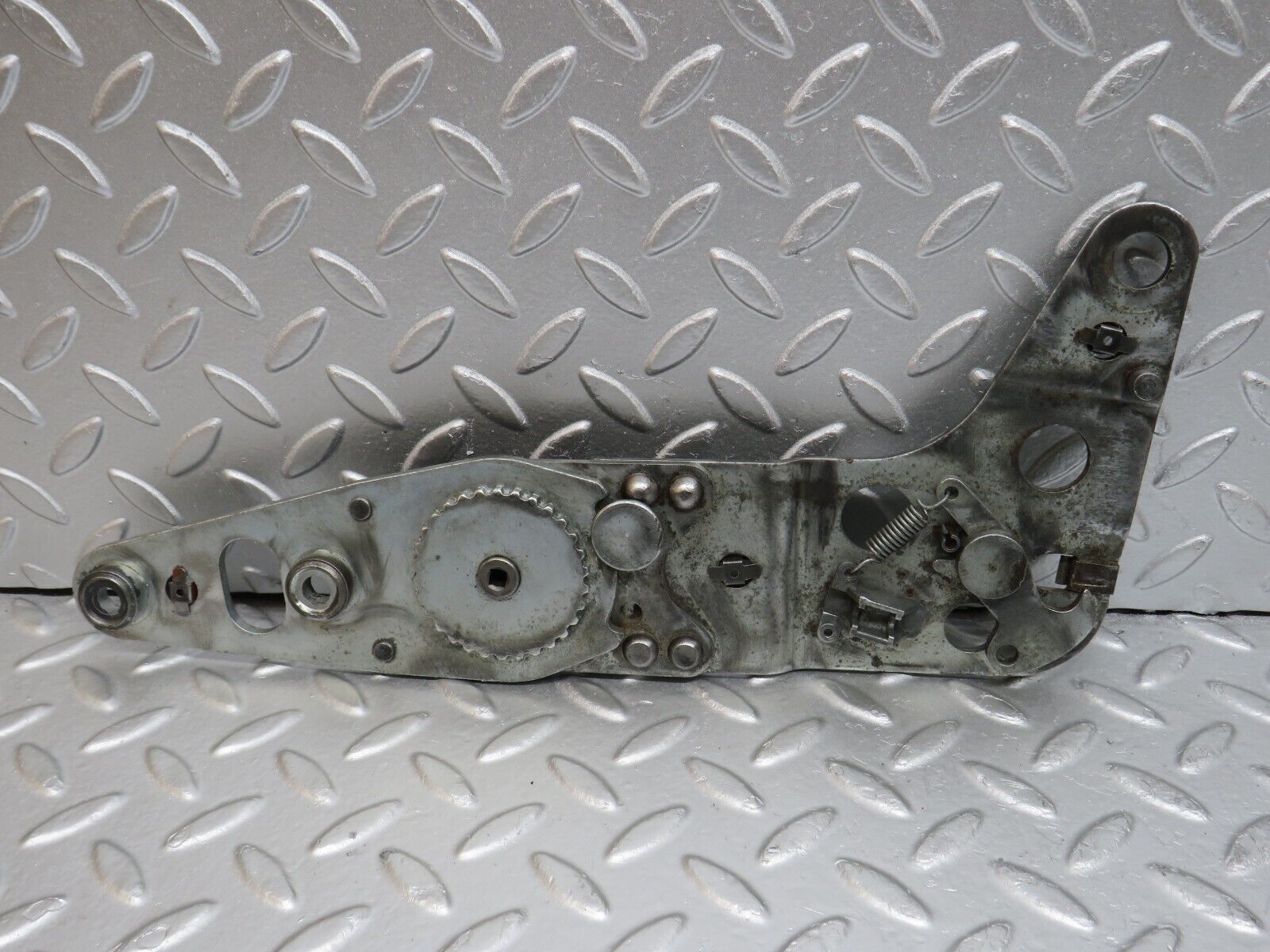 33208 Mercedes-Benz R107 Front Right Seat Hinge Pair 0009107585 0009108086