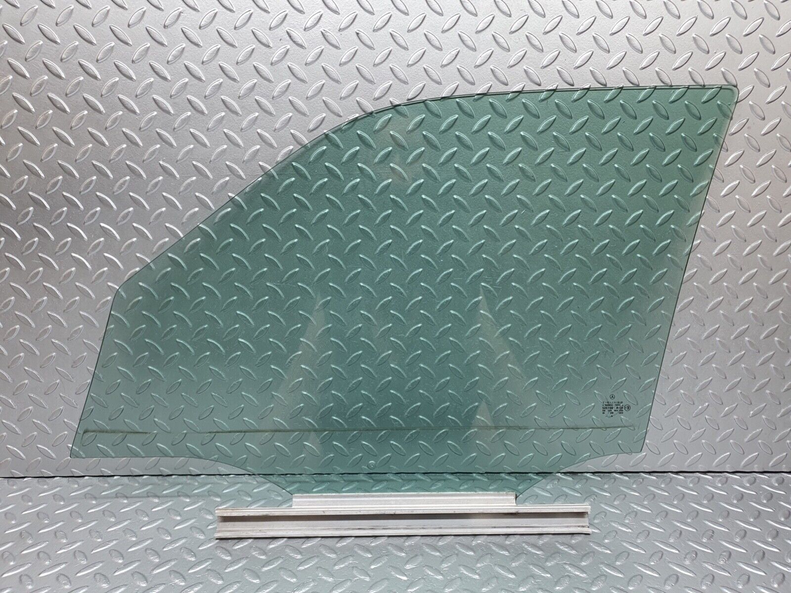 41993 Mercedes-Benz W202 C200 Front Right Door Window Glass