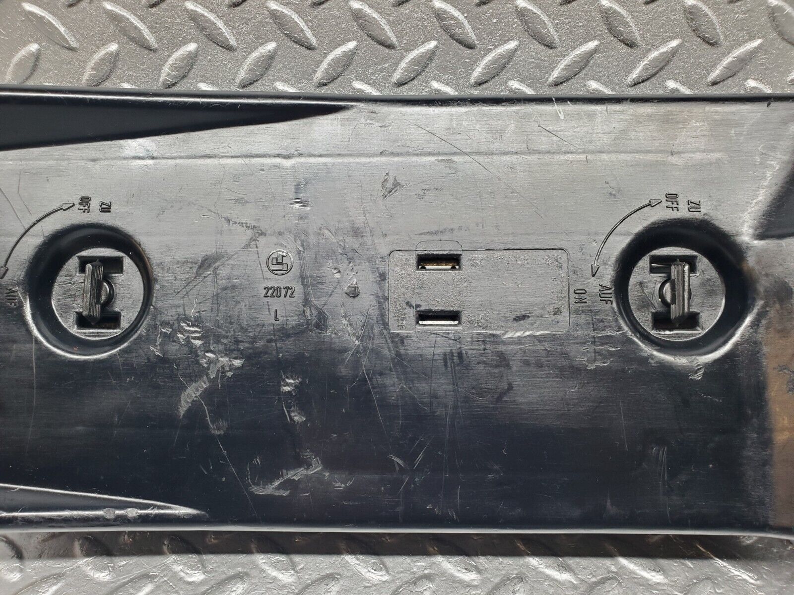 45828 Mercedes-Benz W126 420SE Tail Light & Bulb Holder Left Side 22072