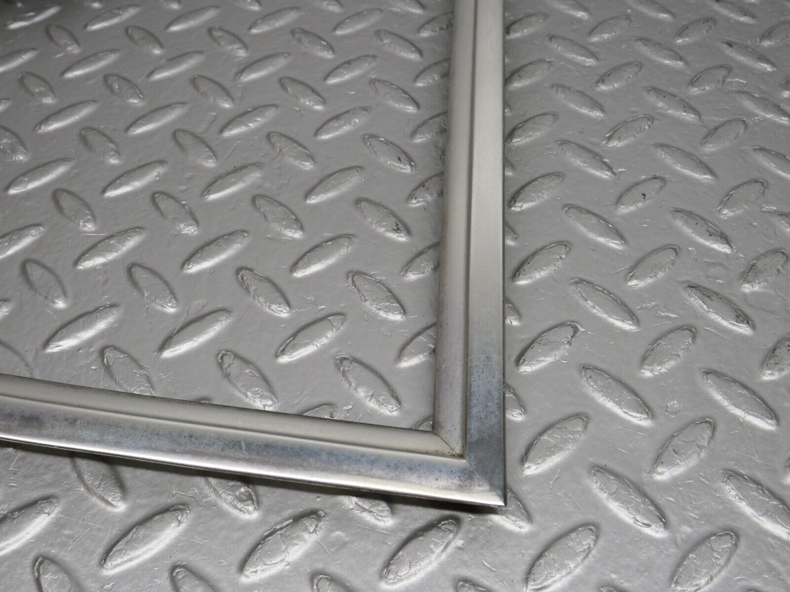 40197 Mercedes-Benz R107 Hardtop Side Window Chrome Moulding Trim Right