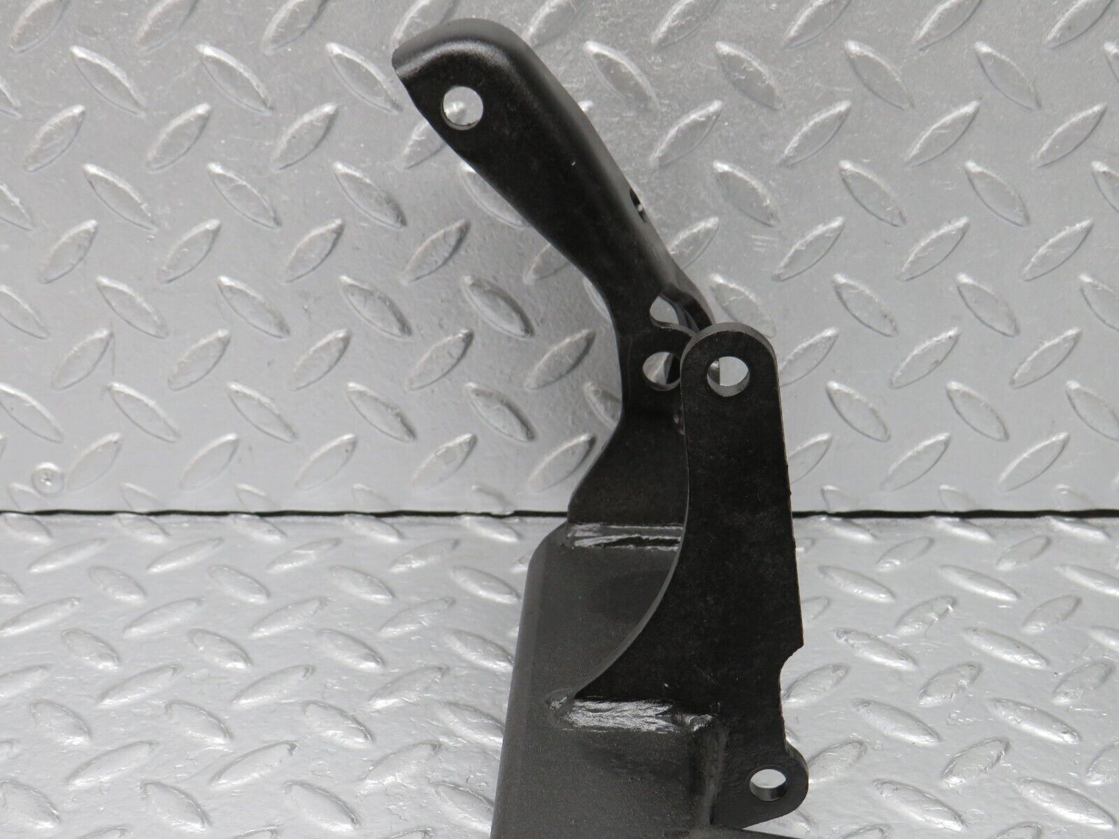 39290 Mercedes-Benz R107 500SL Air Condition Compressor Mount Bracket