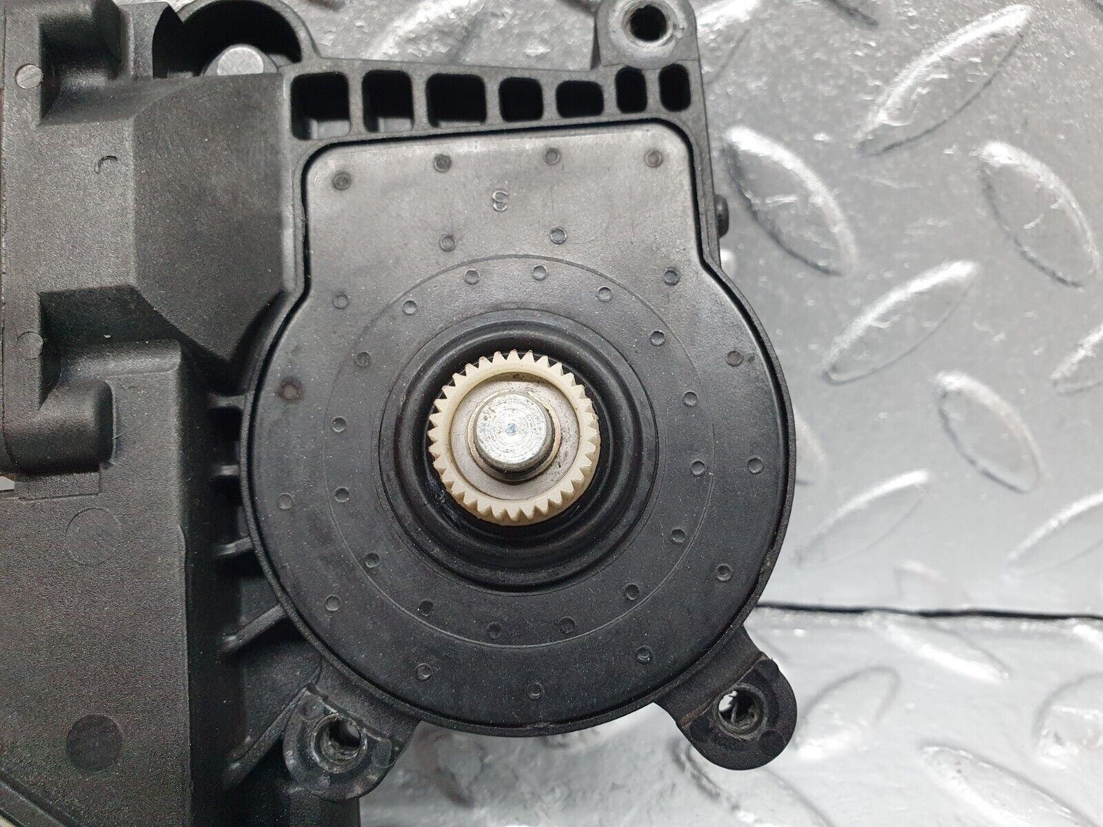 41914 Mercedes-Benz W202 C200 Window Regulator Motor Rear Right Bosch 0130821698 114899300