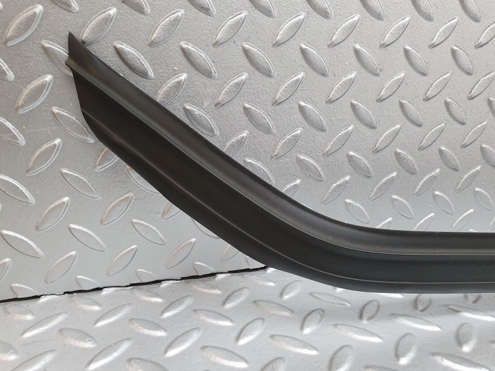 41714 Mercedes-Benz W124 200E Rear Windscreen Lower Rubber Seal