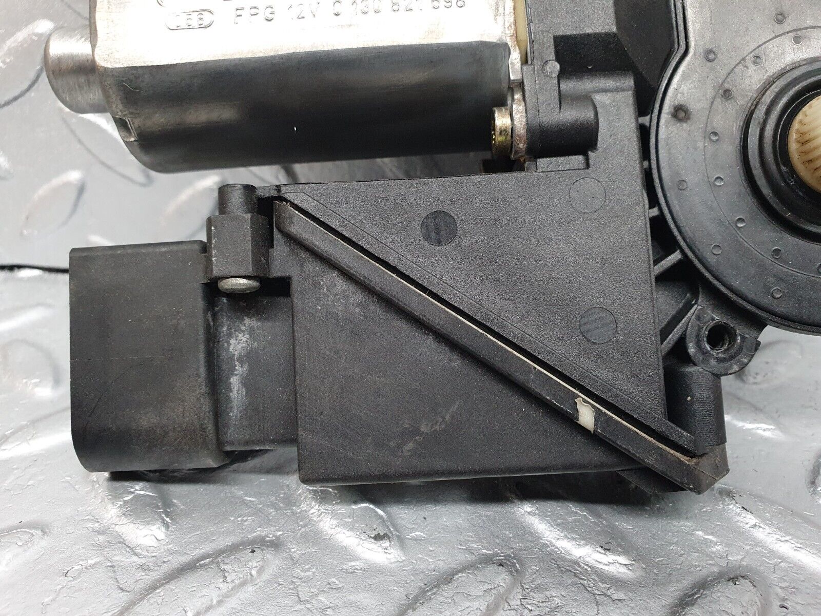 41914 Mercedes-Benz W202 C200 Window Regulator Motor Rear Right Bosch 0130821698 114899300