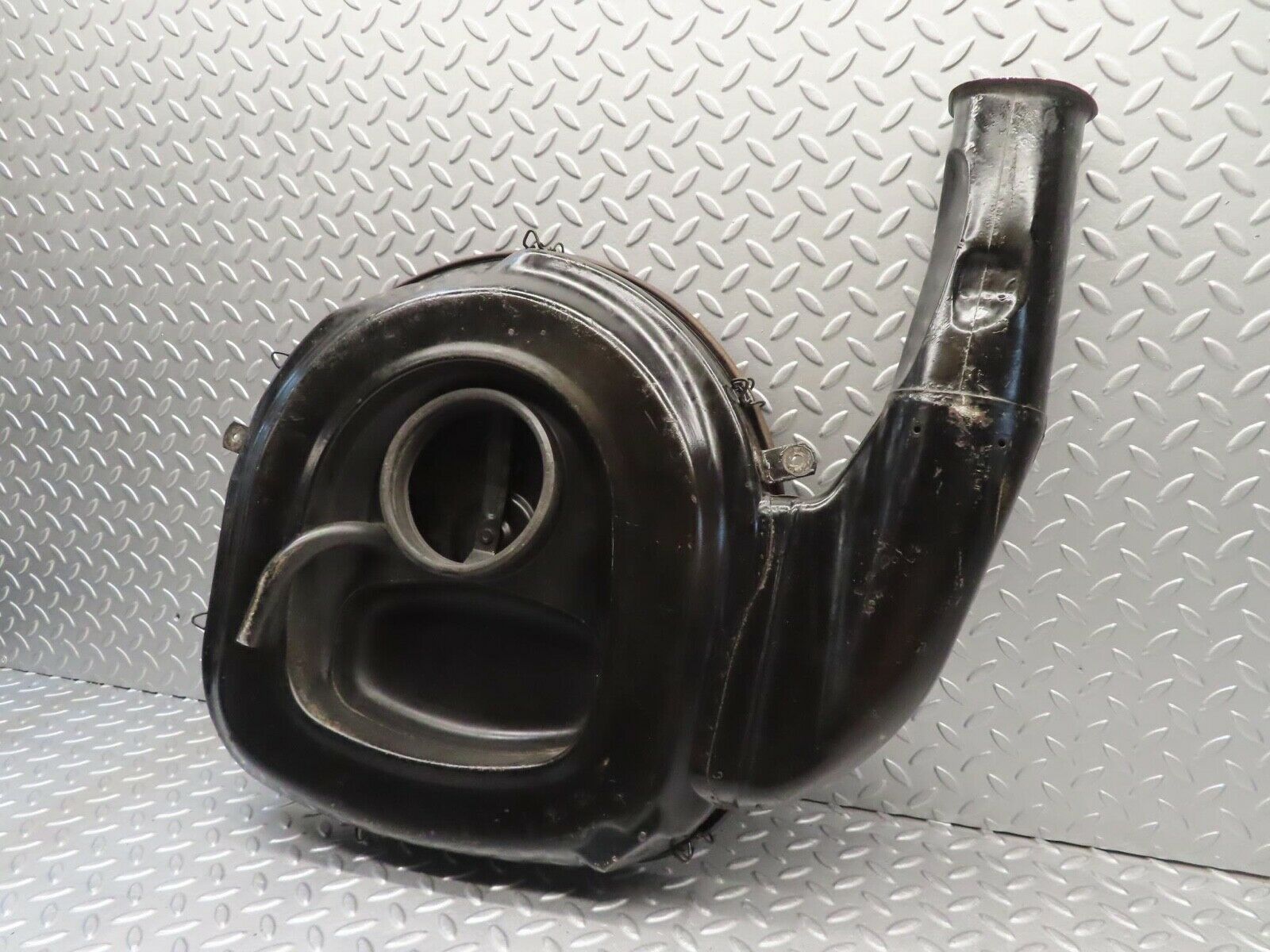 11822 Mercedes-Benz R107 450SL Air Filter Housing 4517485106