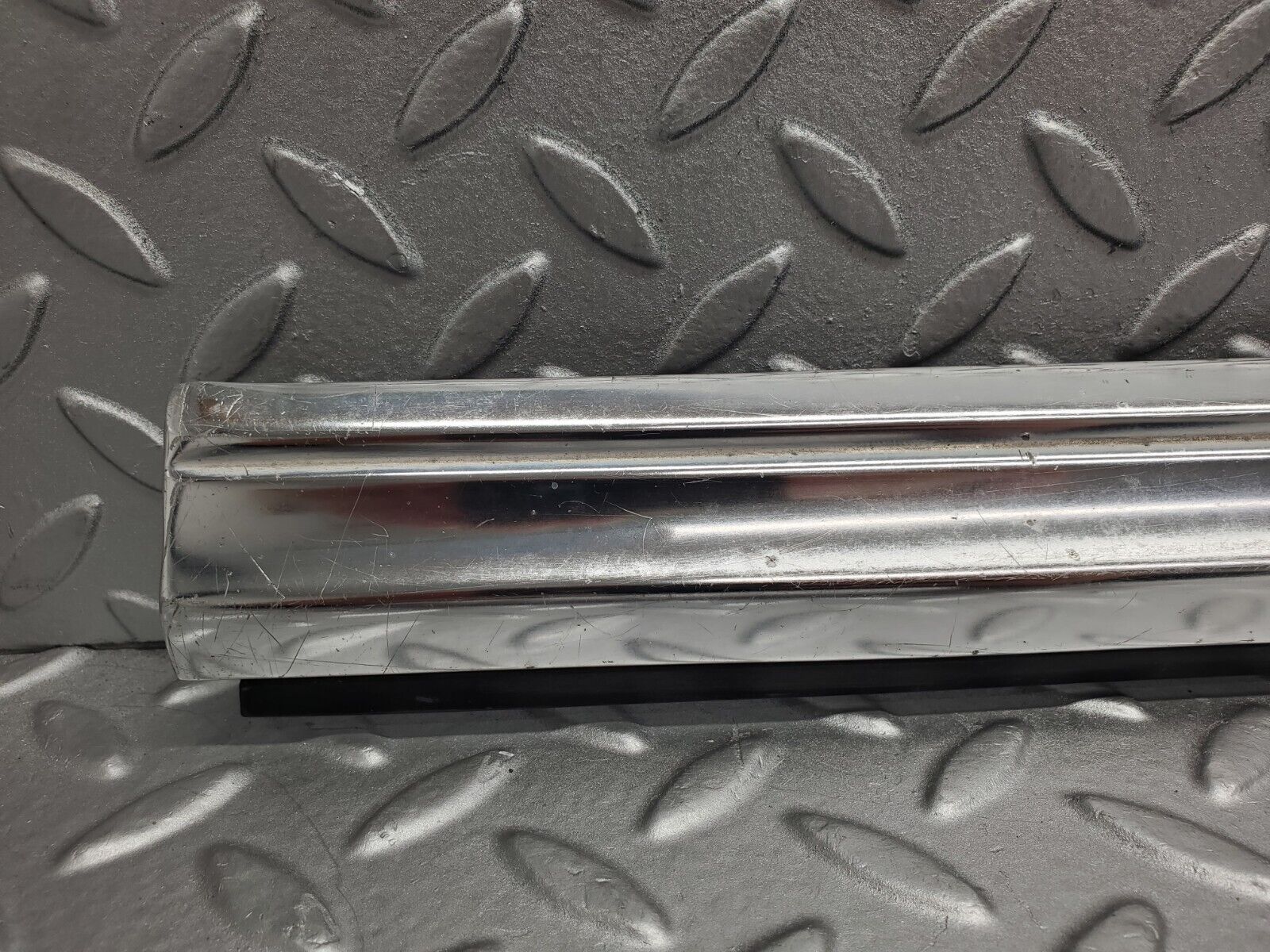 46430 Mercedes-Benz C123 280CE Coupe Right Door Chrome Moulding Trim