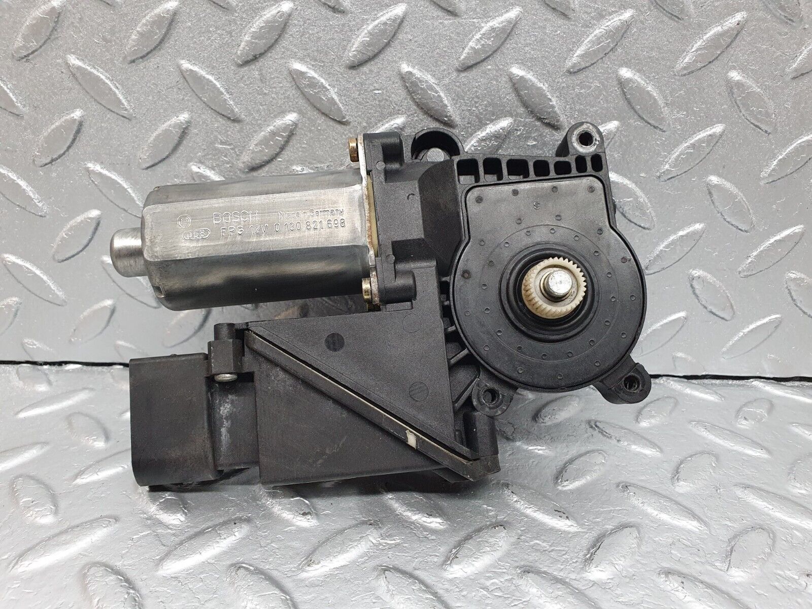 41914 Mercedes-Benz W202 C200 Window Regulator Motor Rear Right Bosch 0130821698 114899300