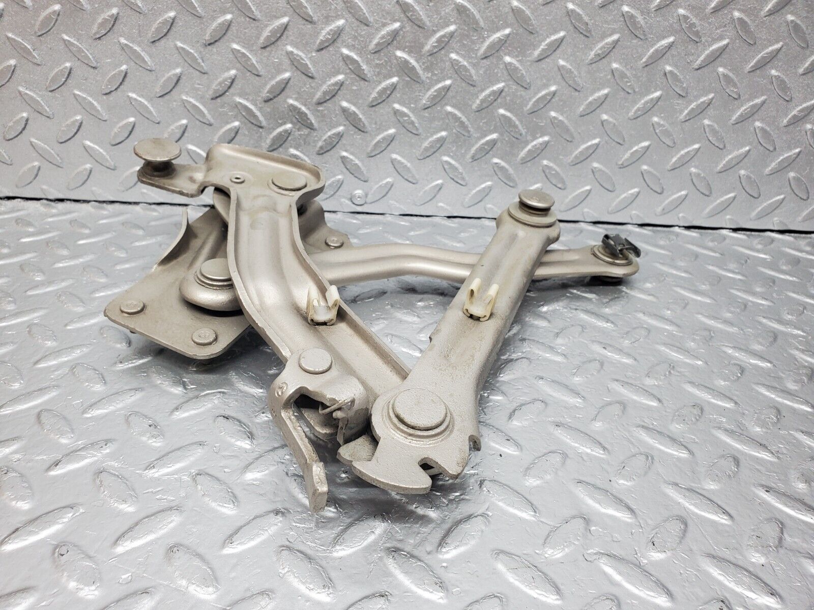 45797 Mercedes-Benz W126 420SE Bonnet Hinge Left Side