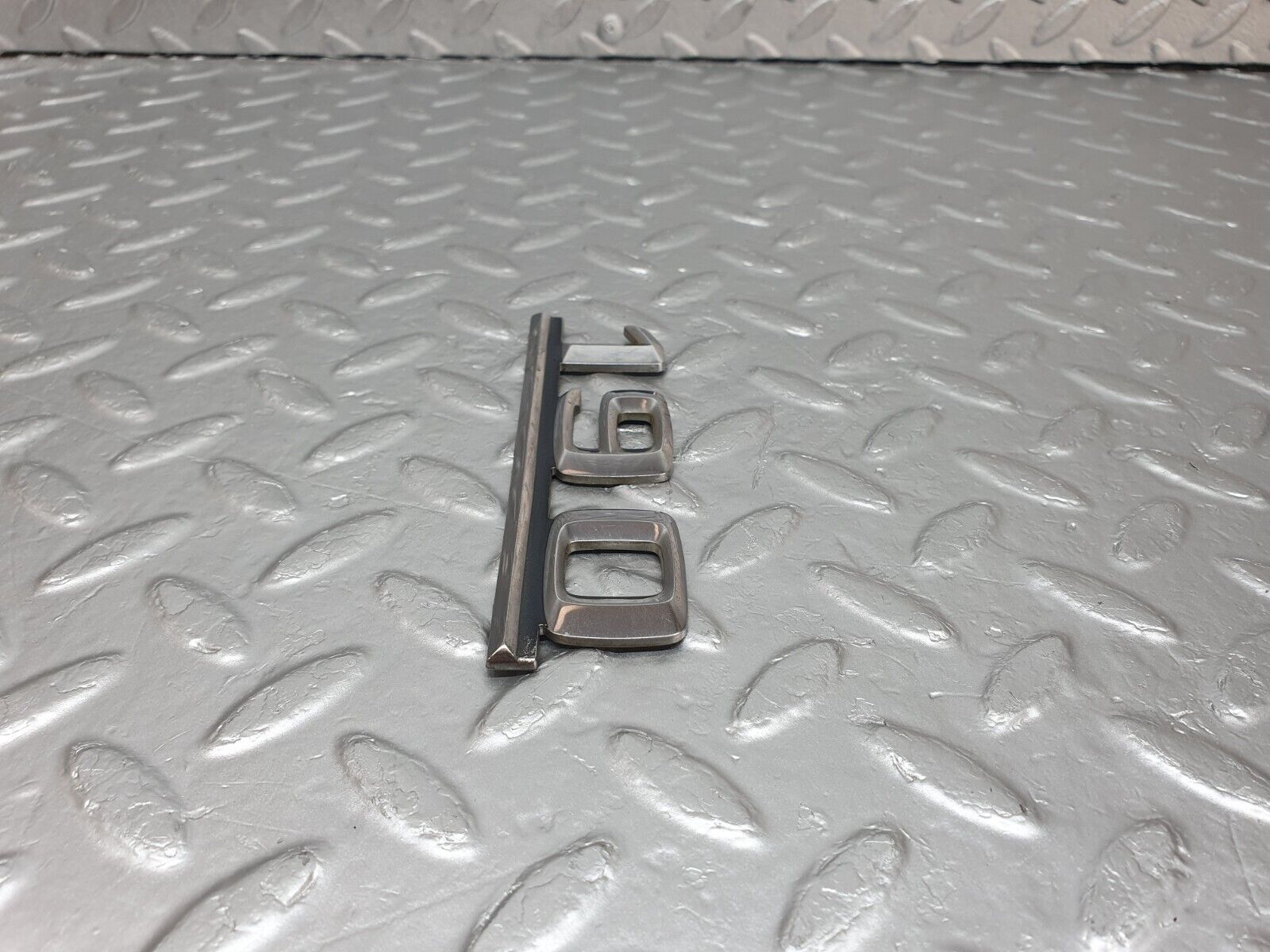 42945 Mercedes-Benz W201 190 2.0L Trunk Badge Emblem