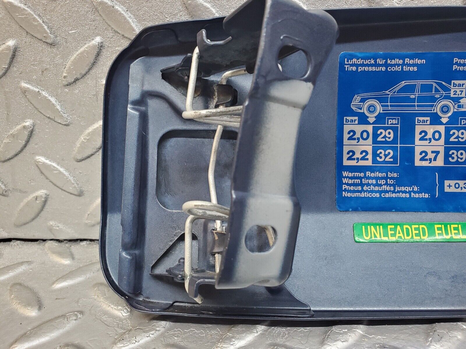 44631 Mercedes-Benz W124 220E Fuel Tank Flap Cap 1245846939