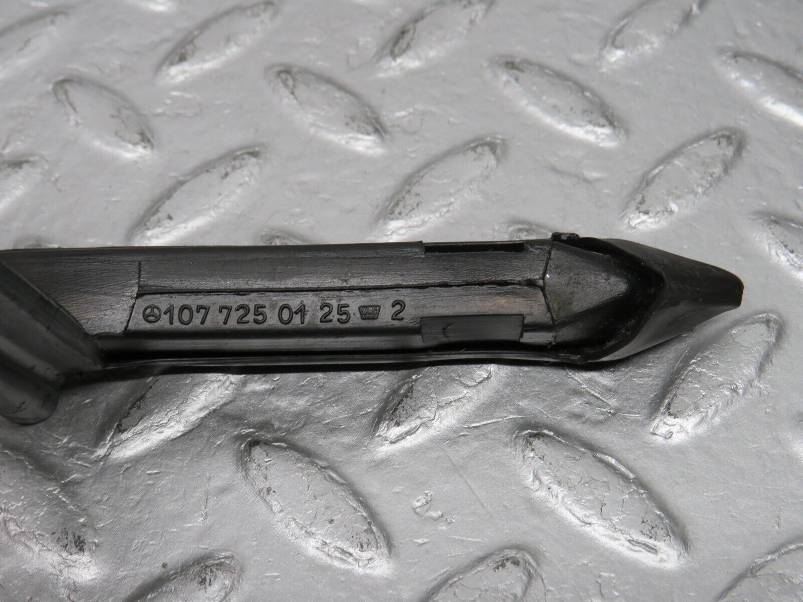 39172 Mercedes-Benz R107 500SL Front Left Rubber Window Guide 1077250125