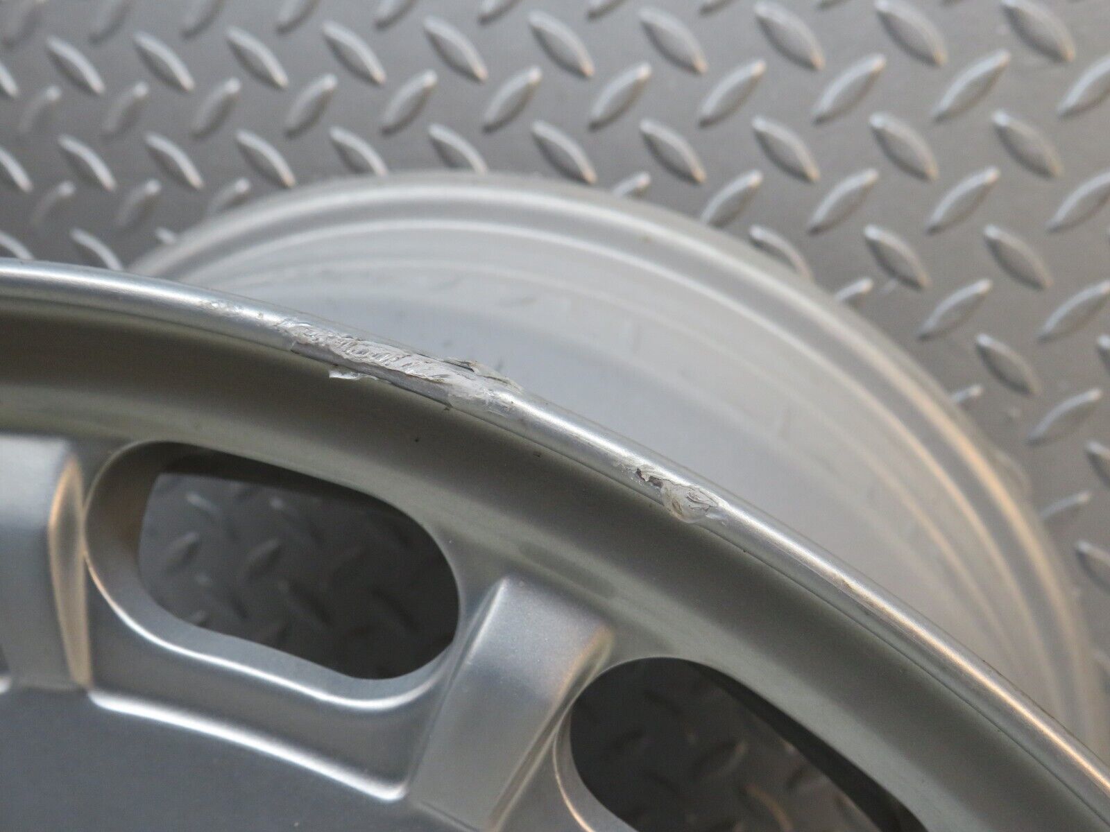 39529 Mercedes-Benz R107 Alloy Wheel 7Jx15H2 ET44 2014001302