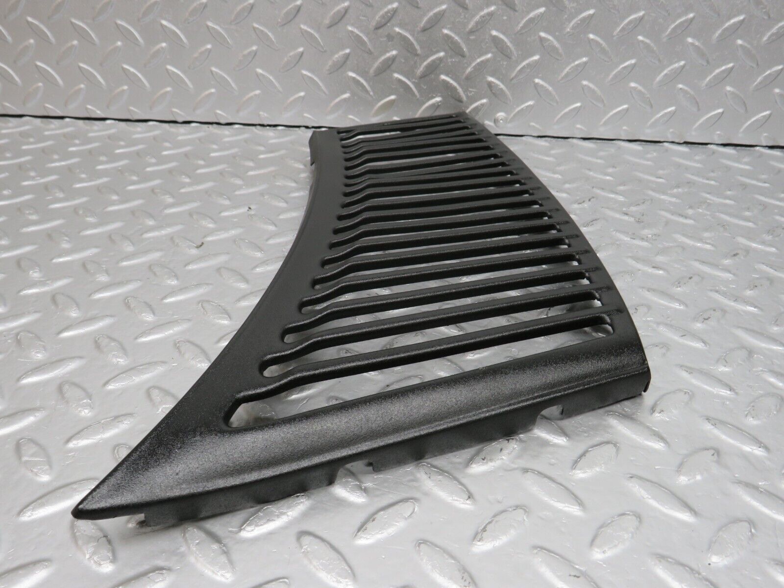 40080 Mercedes-Benz R107 350SL Air Intake Grill Right Side