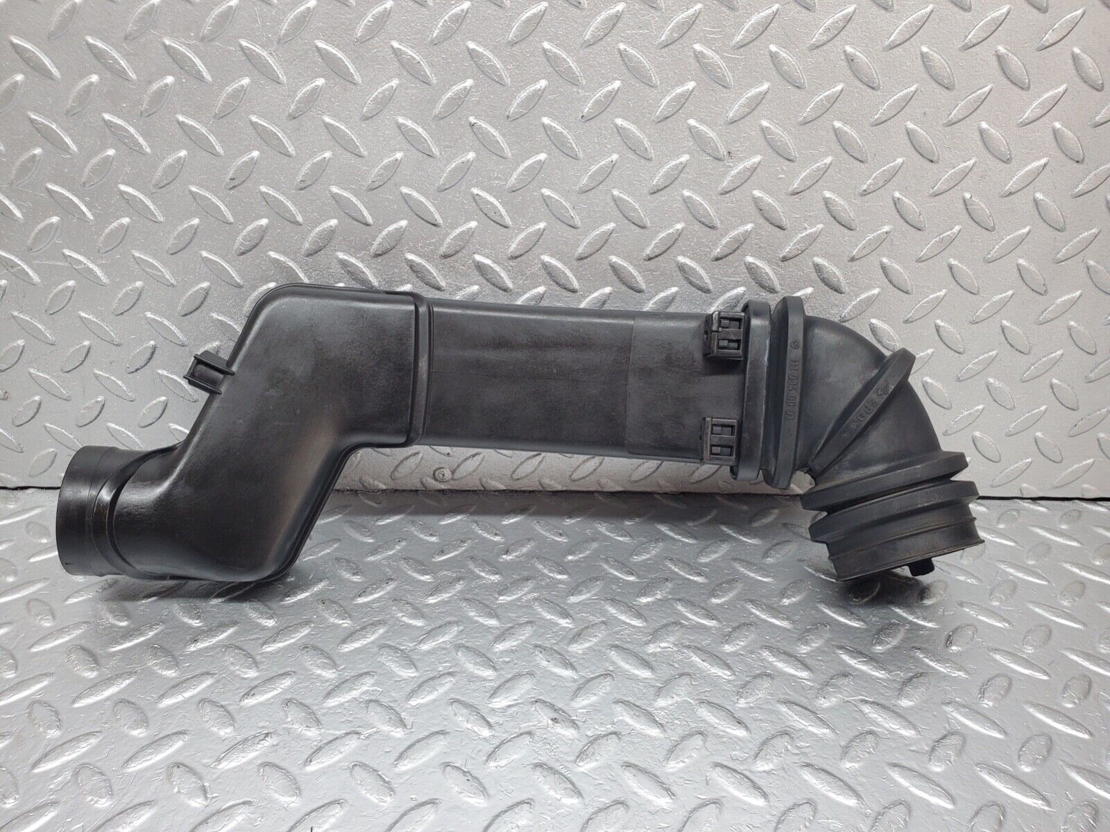 44588 Mercedes-Benz W124 220E Air Intake Pipe 1111400012 1110940091