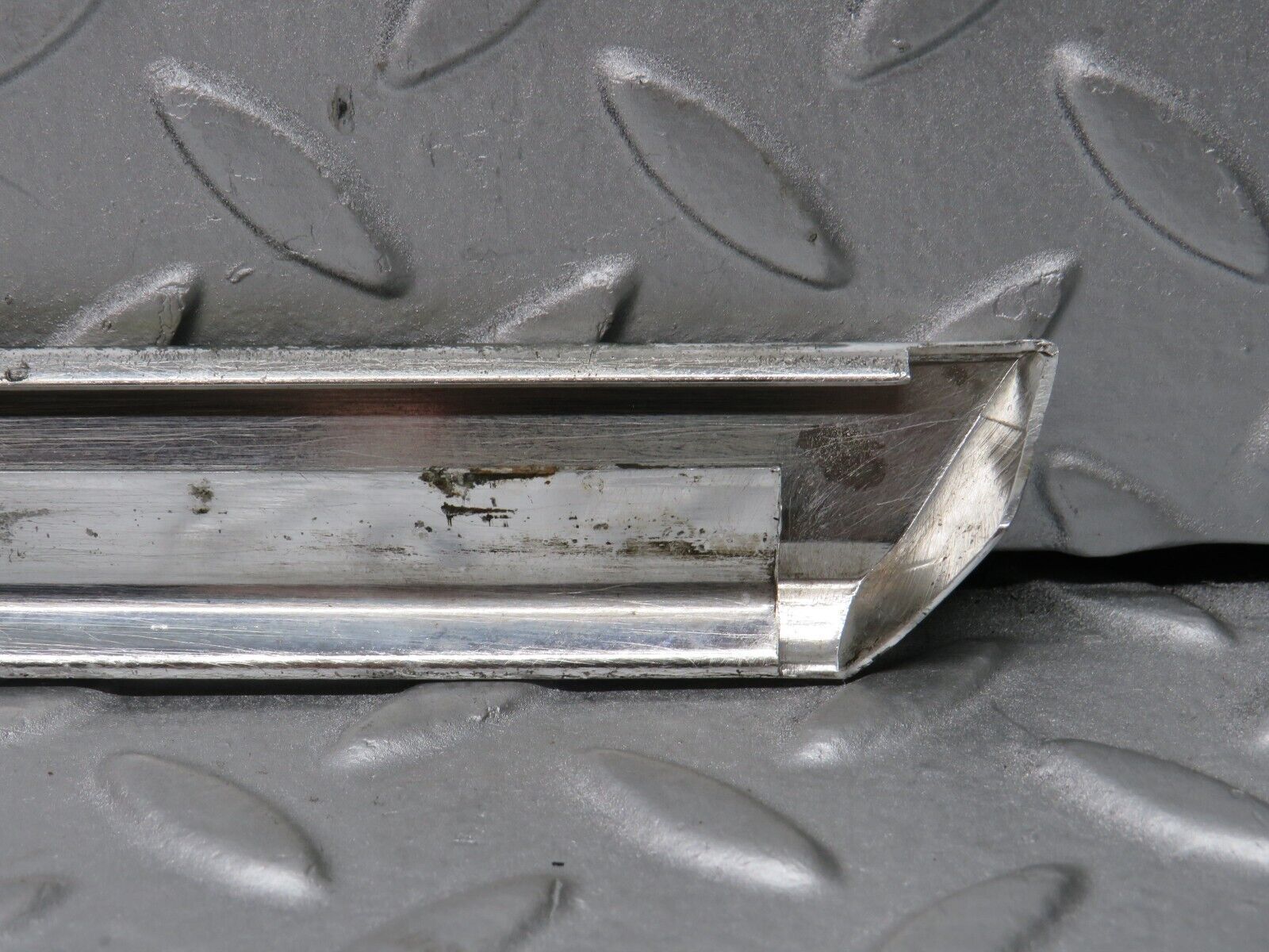 39107 Mercedes-Benz R107 500SL Right Door Chrome Trim