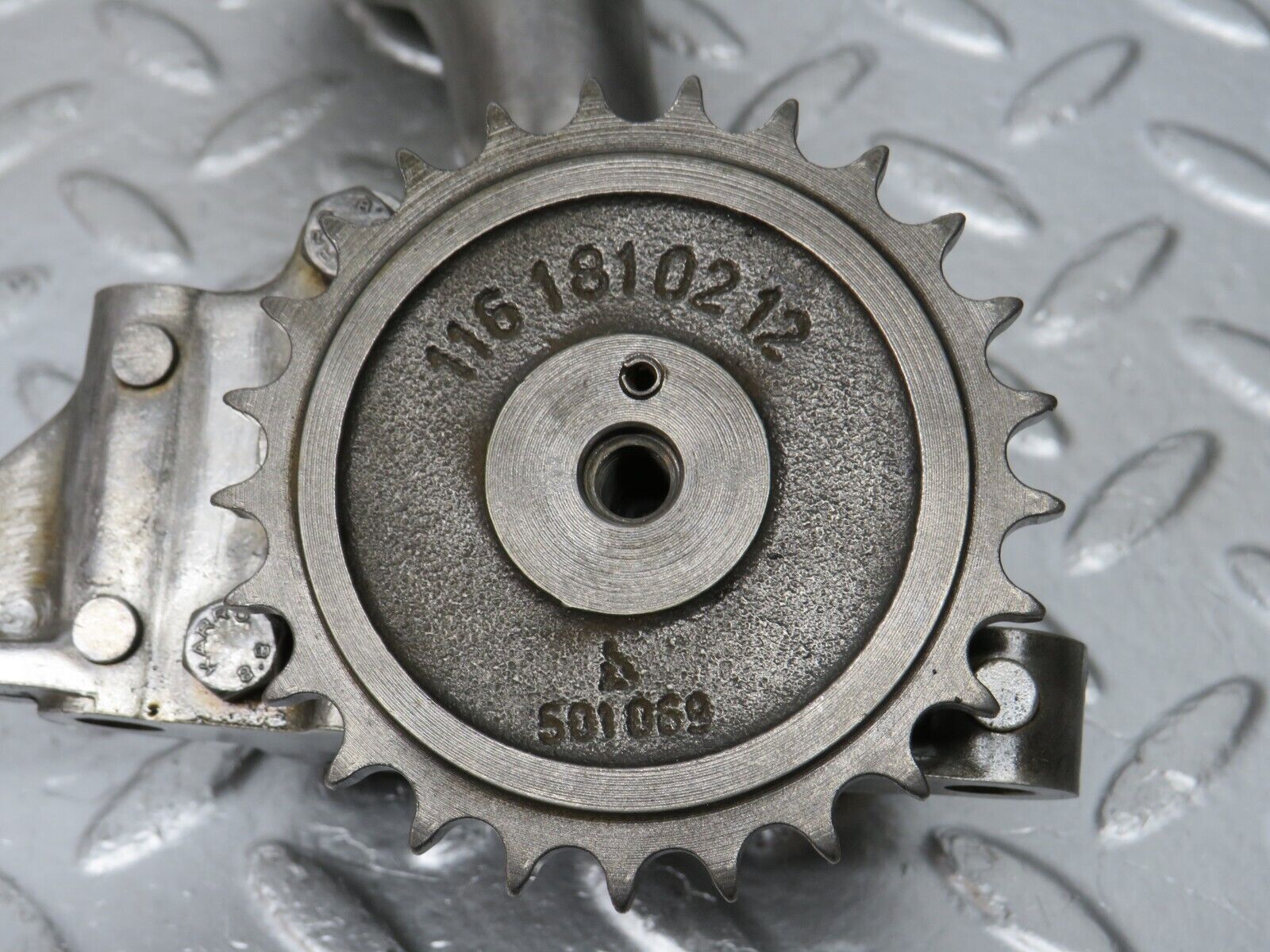 32957 Mercedes-Benz C107 R107 450 V8 Oil Pump & Sprocket 1161810212 1161800502