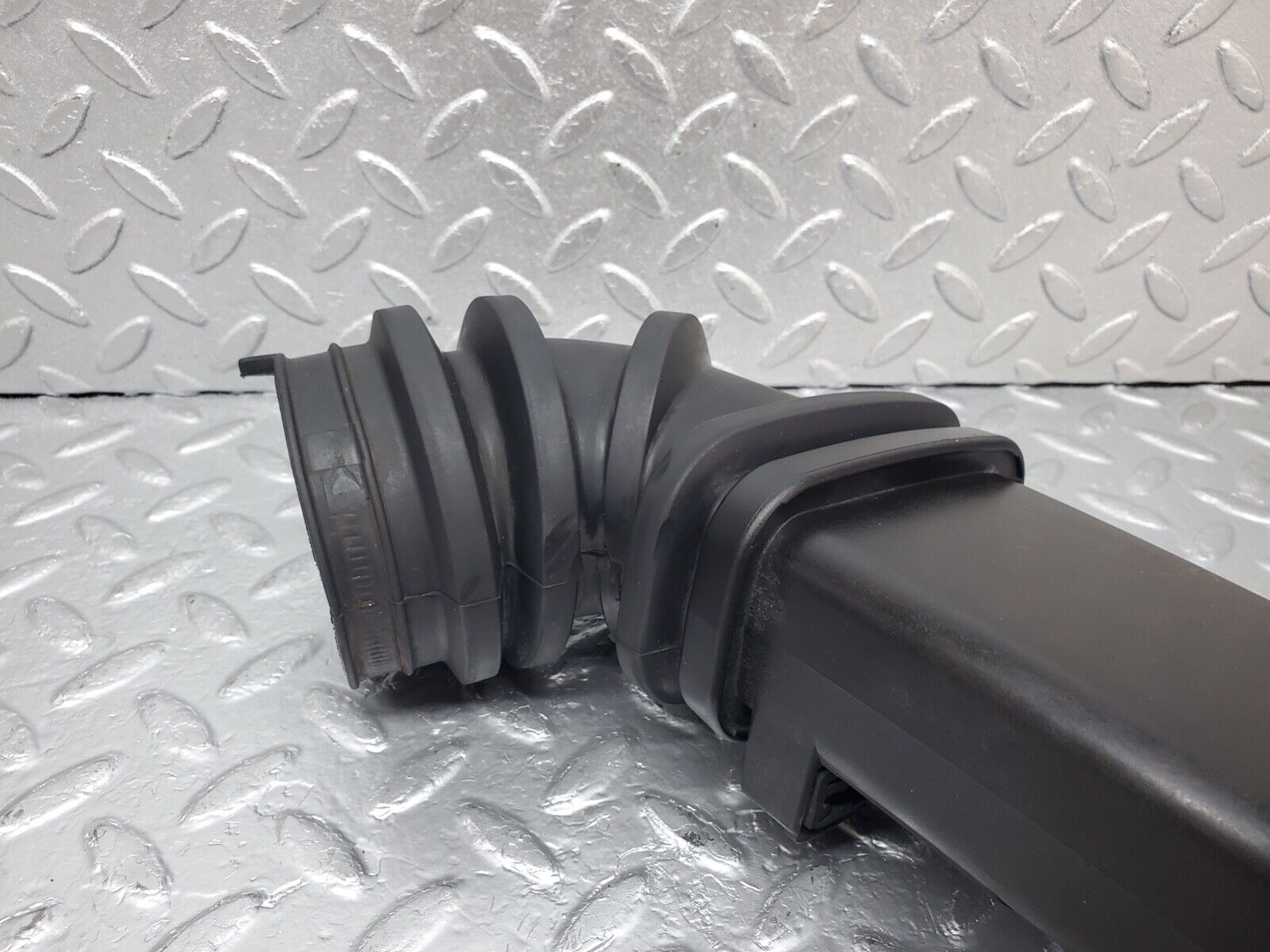 44588 Mercedes-Benz W124 220E Air Intake Pipe 1111400012 1110940091