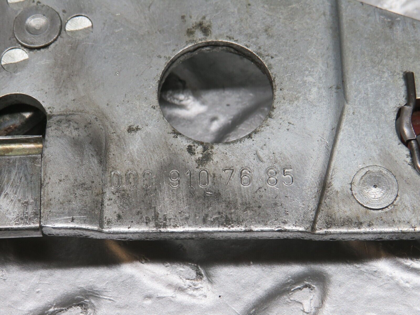 33209 Mercedes-Benz R107 Front Left Seat Hinge Pair 0009107685 0009107986