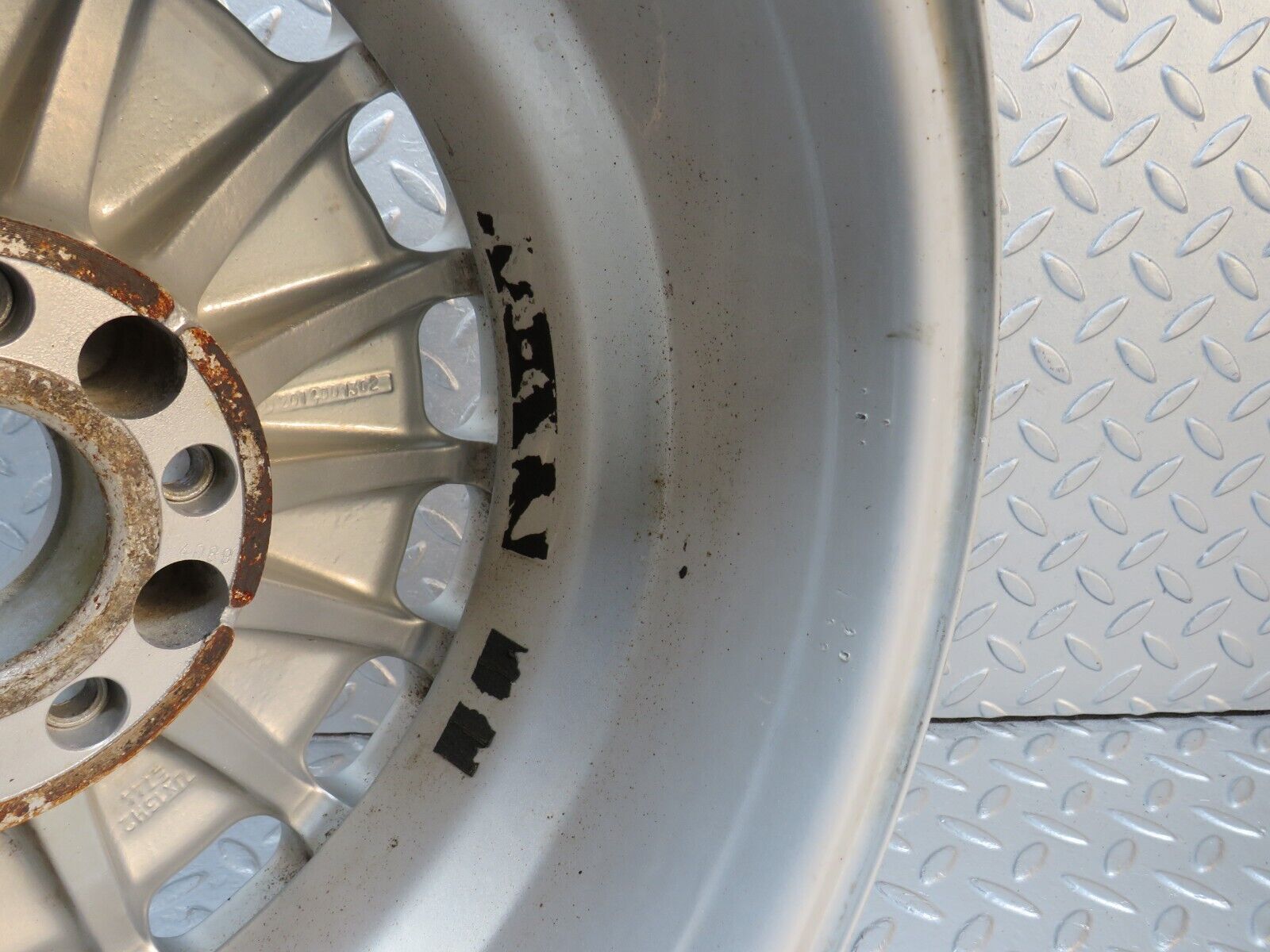 39529 Mercedes-Benz R107 Alloy Wheel 7Jx15H2 ET44 2014001302