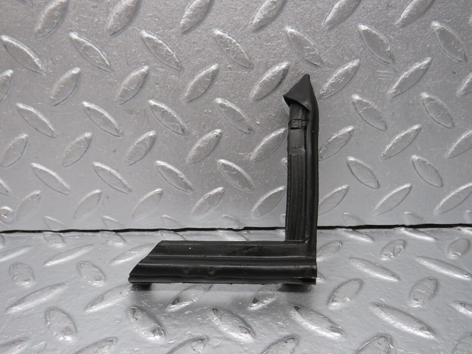 39172 Mercedes-Benz R107 500SL Front Left Rubber Window Guide 1077250125