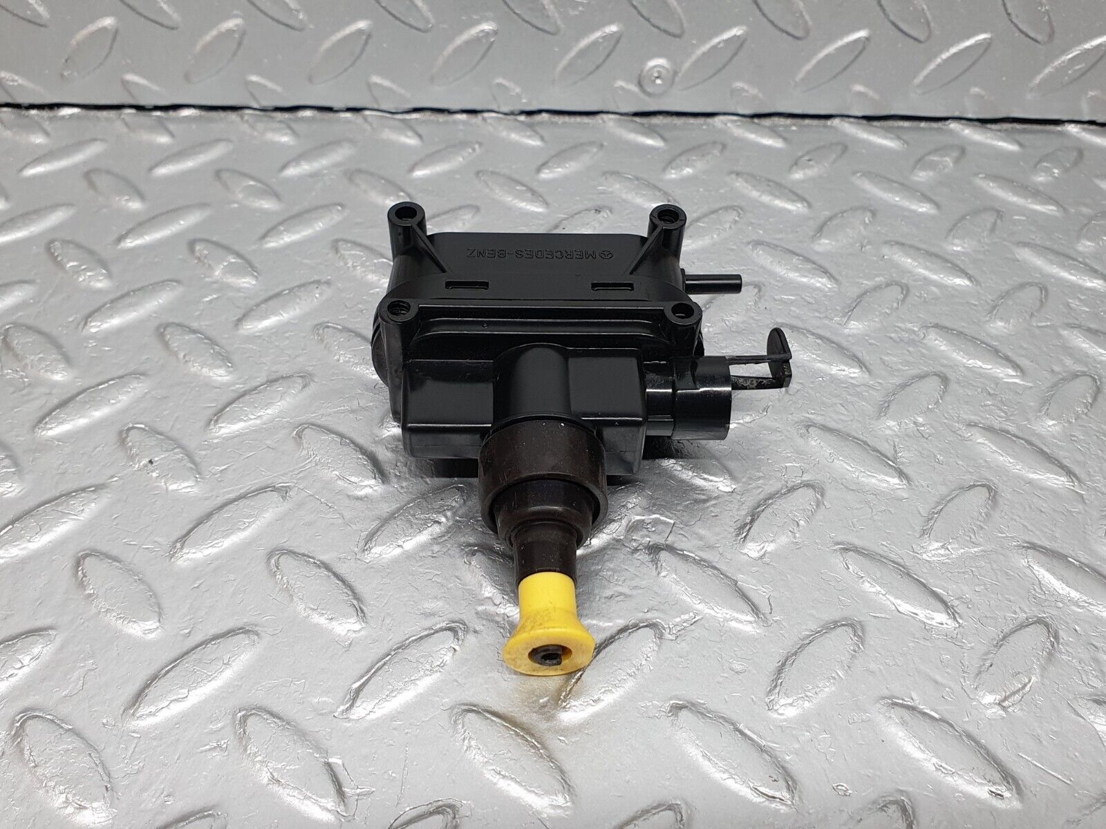 41666 Mercedes-Benz W124 200E Trunk Lock Vacuum Actuator