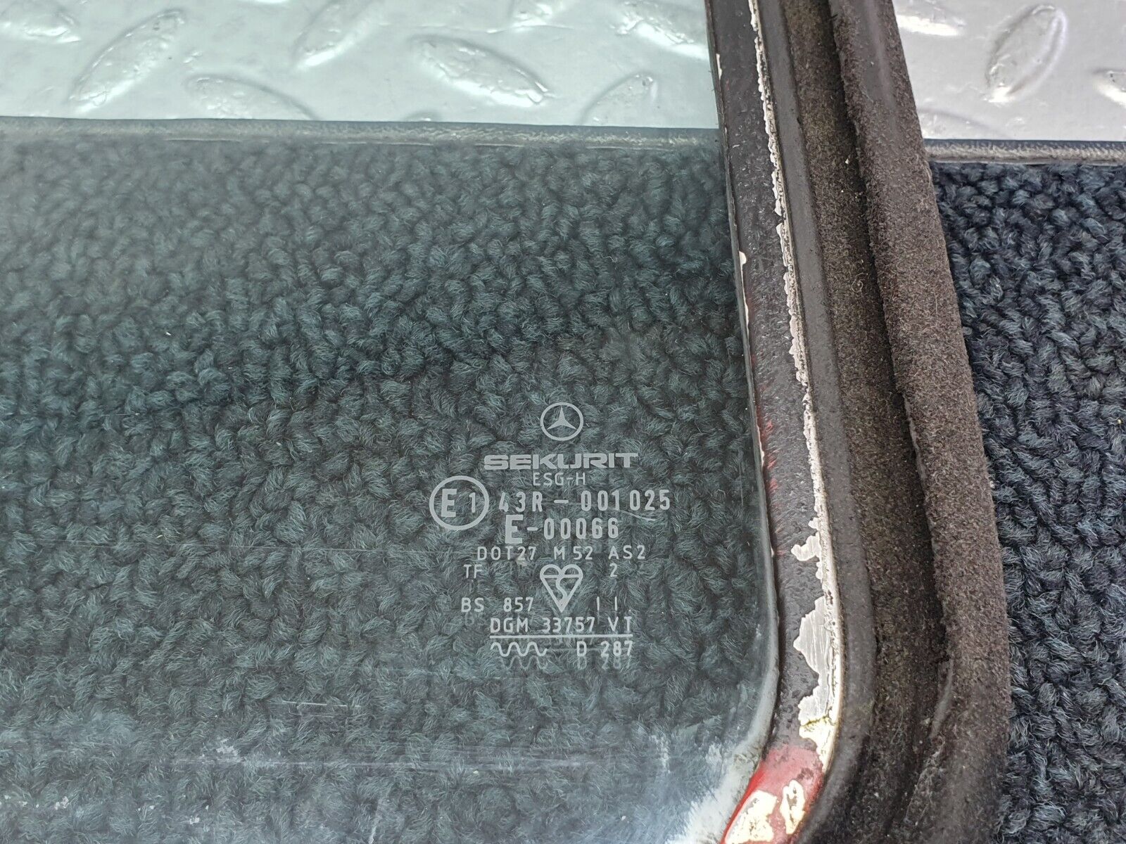 43758 Mercedes-Benz C126 380SEC Coupe Rear Right Window Glass